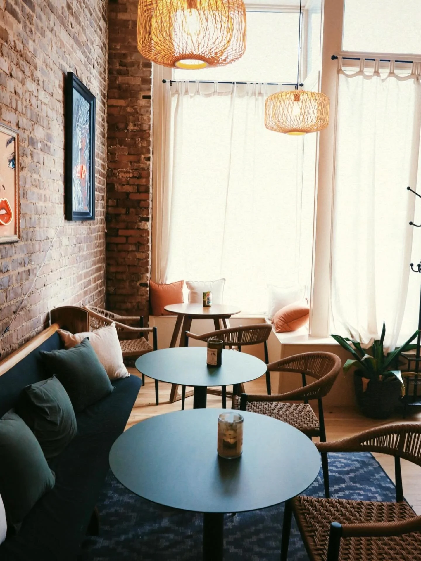 HAPPY VALENTINES DAY LOVE BUGS!!! Come celebrate your love with us and some BANGER wine! We are here for you, come cuddle up! 🥂❤️