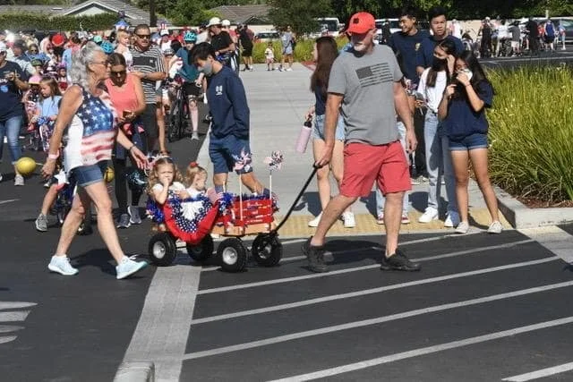 parade3-min.jpg
