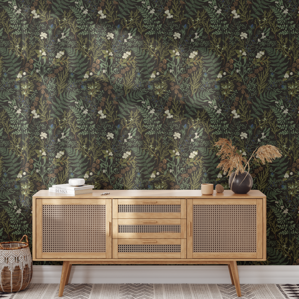 Tapiz pared bosque nocturno misterioso. Disponible en vinil adhesivo y papel pintado preempastado. Decoración natural oscura y encantadora para tu hogar.