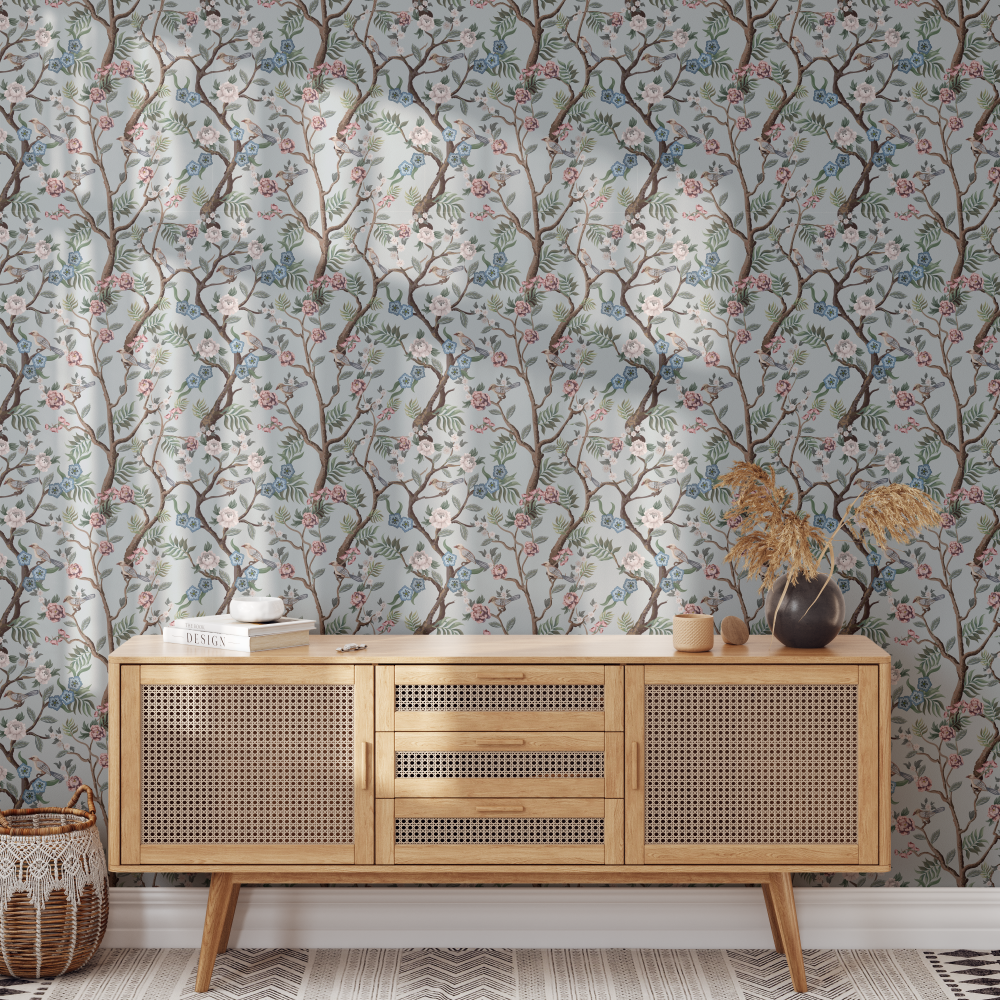 Tapiz chinoiserie pared escena natural con flores y aves. Elige entre vinil autoadhesivo fácil de colocar y papel pintado preencolado de alta calidad. Crea un ambiente tranquilo y elegante.