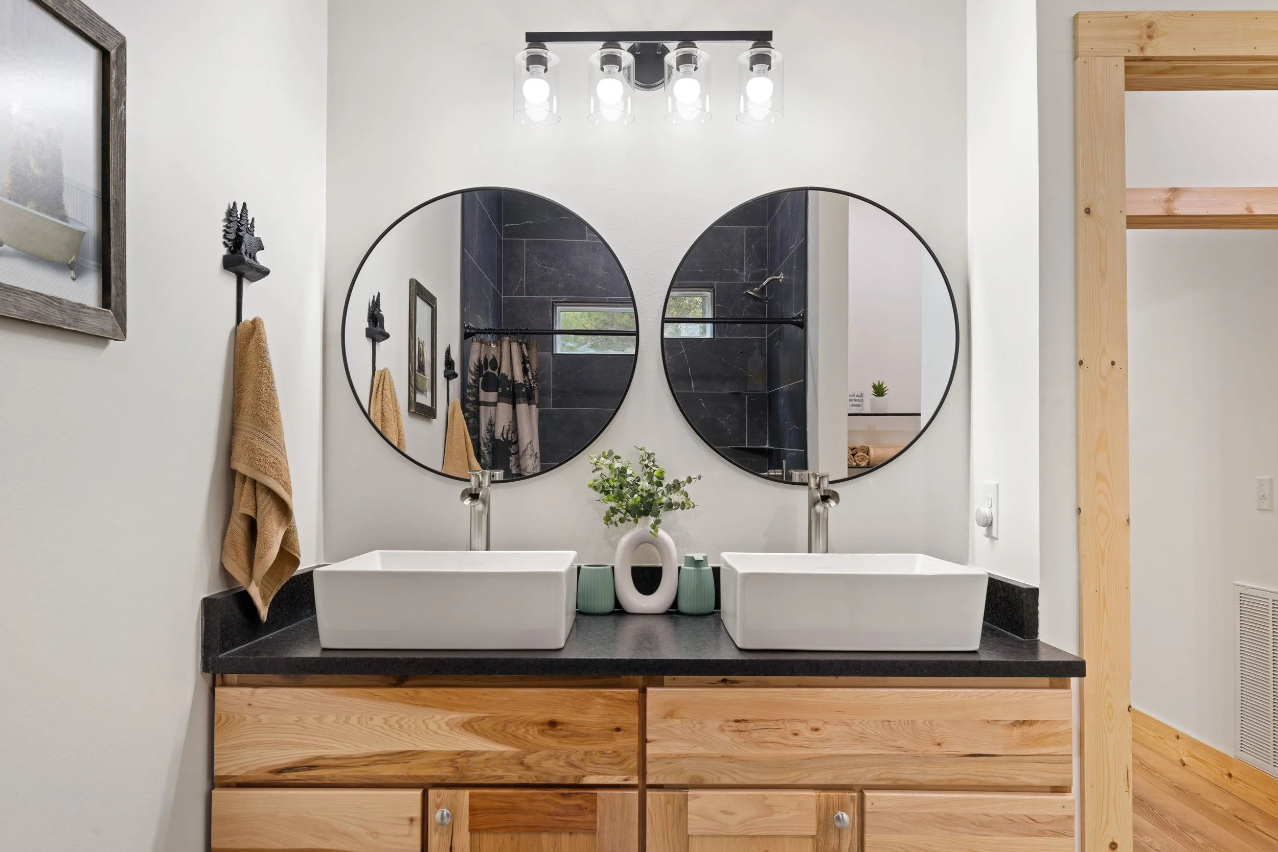 Clean SImple bathroom decor