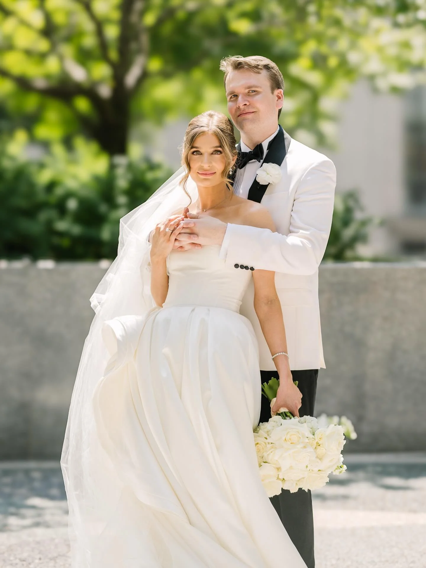 Second looks and outfit changes are more fun when you both do it. 🤍🤍
Absolutely loved the classic white tux jacket on Phil for the wedding ceremony, before he switched it over to black for the rest of the evening.
And Sophie’s second look wa