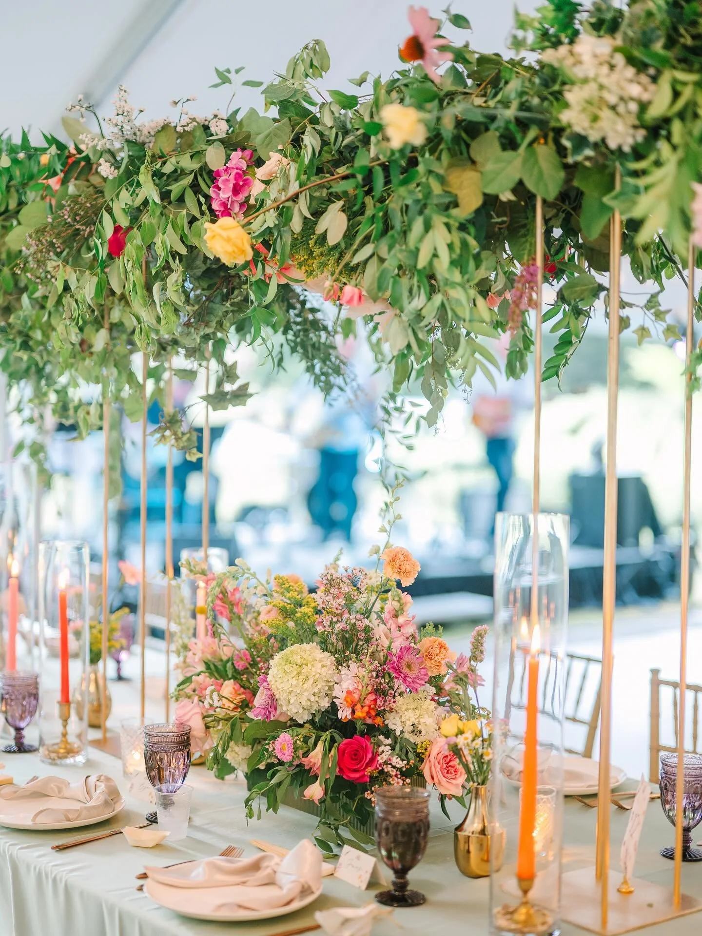 A midnight summer&rsquo;s dream. Lush florals and heightened statement pieces, chic chandeliers, gorgeous soft drapery, light satin linens&hellip; 🌸

These elements made for an elevated garden-party vibe feel fancy and formal for an outdoor July wed