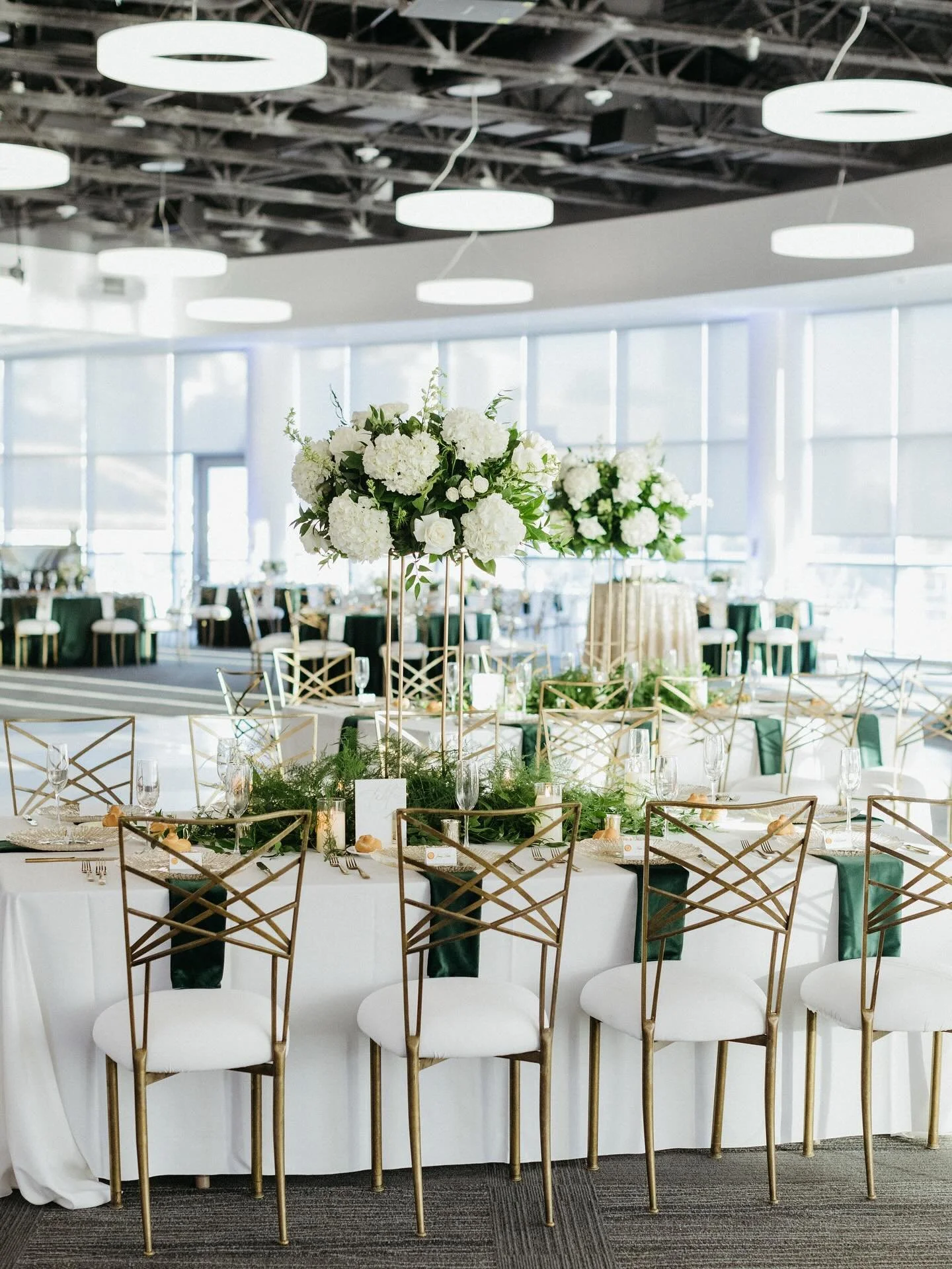 There is nothing we love more in the winter than the soft feel and stunning look of VELVET.

Choosing an emerald green, gold and white color palette made the bright Point View Hall feel romantic and enchanting. 💫

And @ryanzarichnakphotography captu