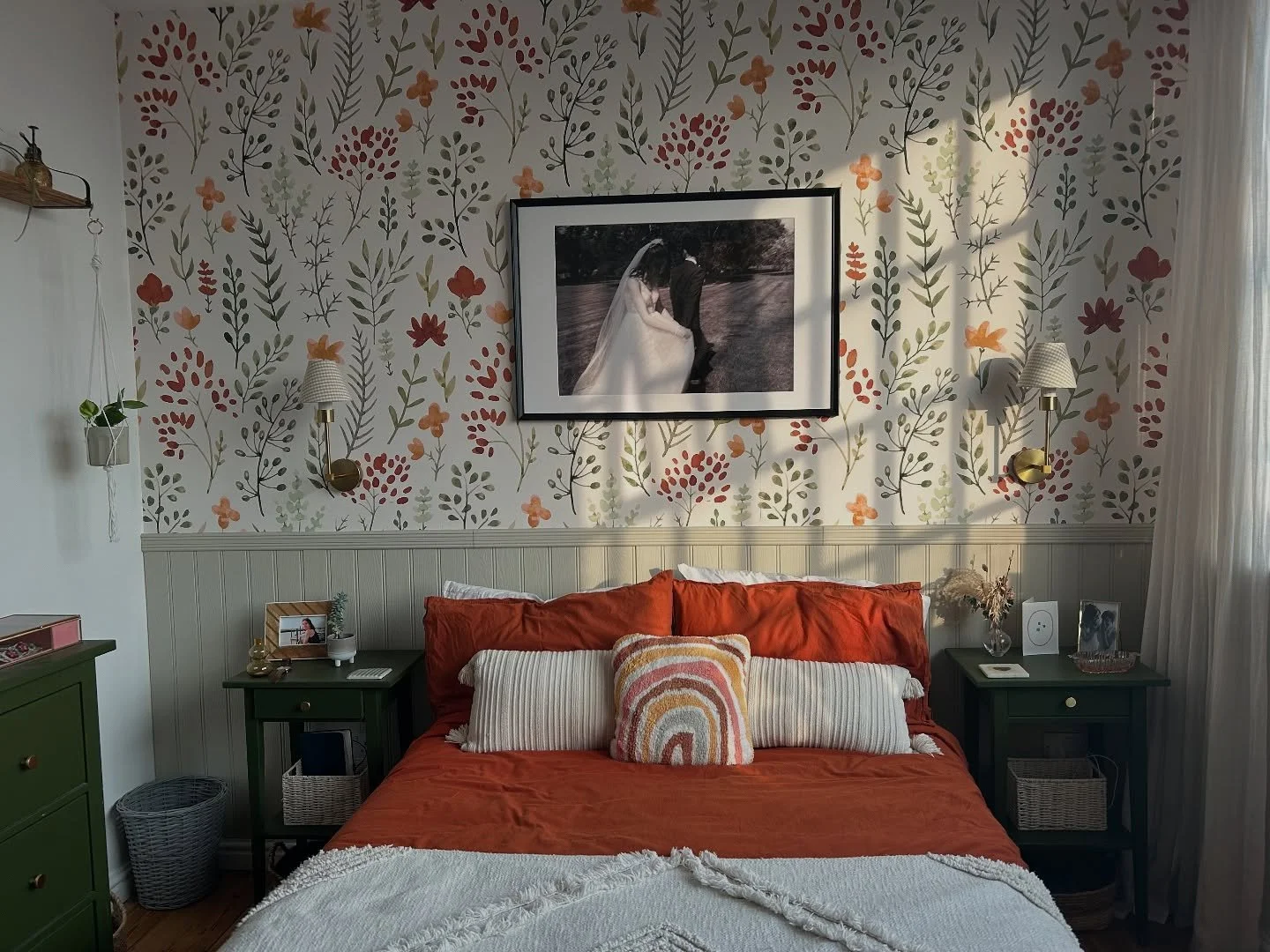 So in love with the changes we made to our bedroom this summer 😍 we put up wallpaper which pulls out the colours in the bedsheets and furniture, added a large framed wedding photo, put up wall lights (rechargeable bulbs so we didn&rsquo;t need to ge