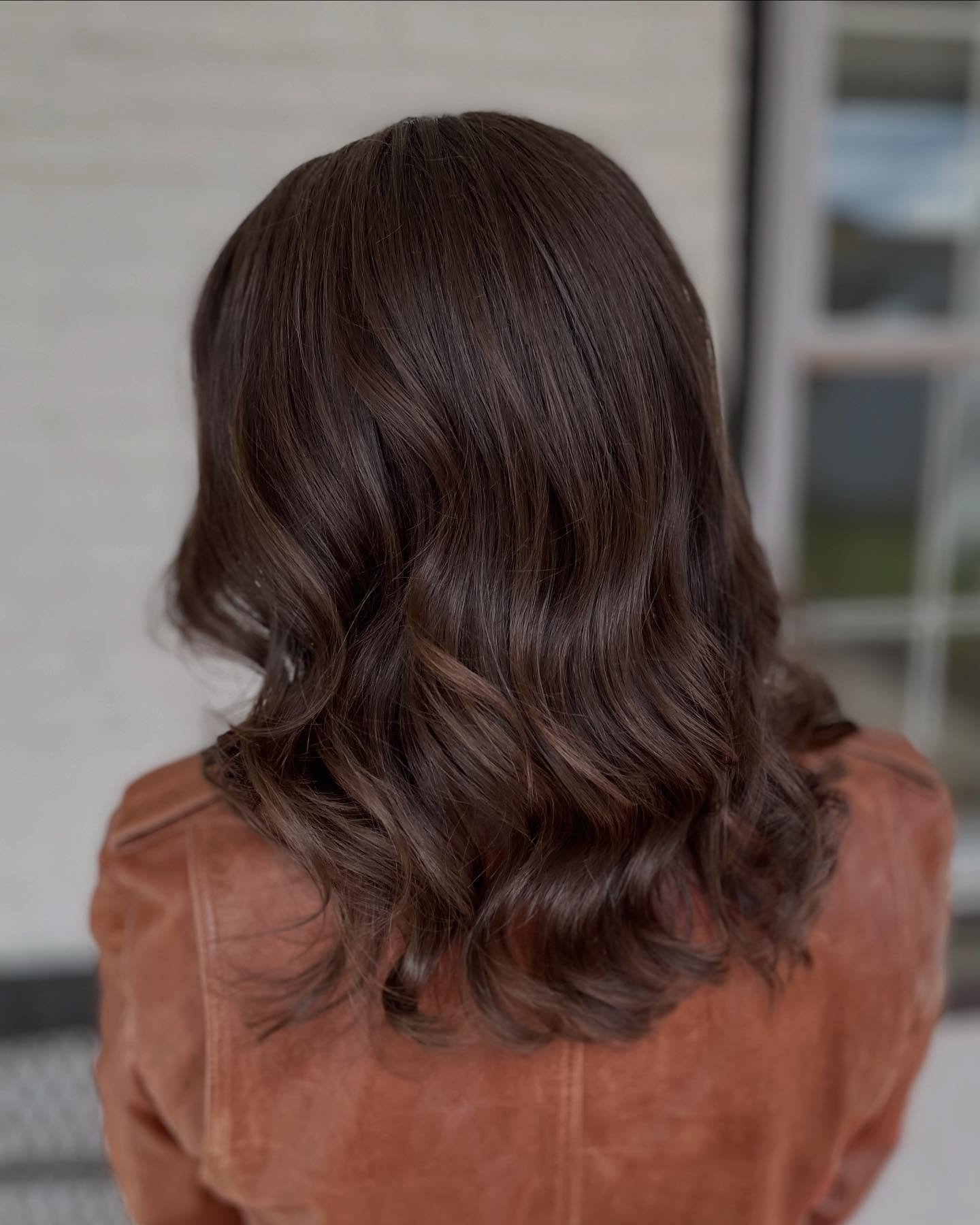 A fresh trim not only transforms your look, but brings your hair back to life&mdash;healthier, glossier, and full of movement. Don&rsquo;t underestimate the power of a good cut 💇🏽&zwj;♀️💫 @colorsbykozluk