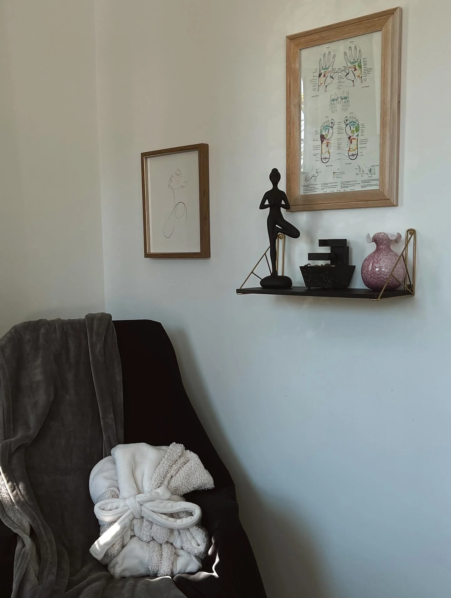 Did you know every organ and system in your body has a reflex point in your feet? 👣 Reflexology isn’t just a foot massage—it’s a natural way to release tension, improve circulation, calm your nervous system, and bring your body bac