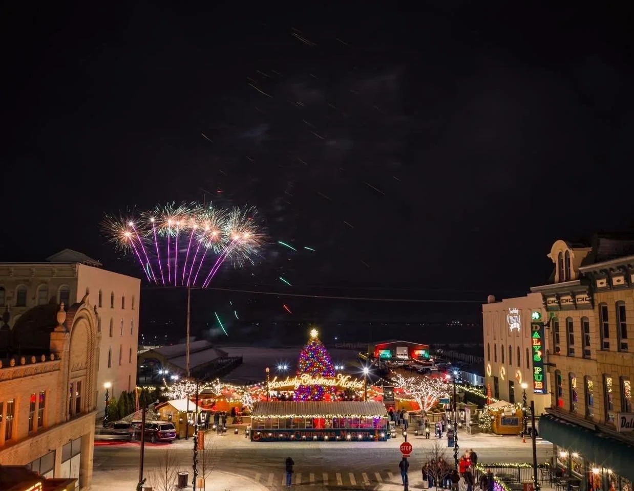 We want to see your favorite Christmas Market pictures! Here are a few of ours ❤️

#sanduskychristmasmarket #ohiochristmasmarket #shoplocal #sanduskyohio #christmasinohio