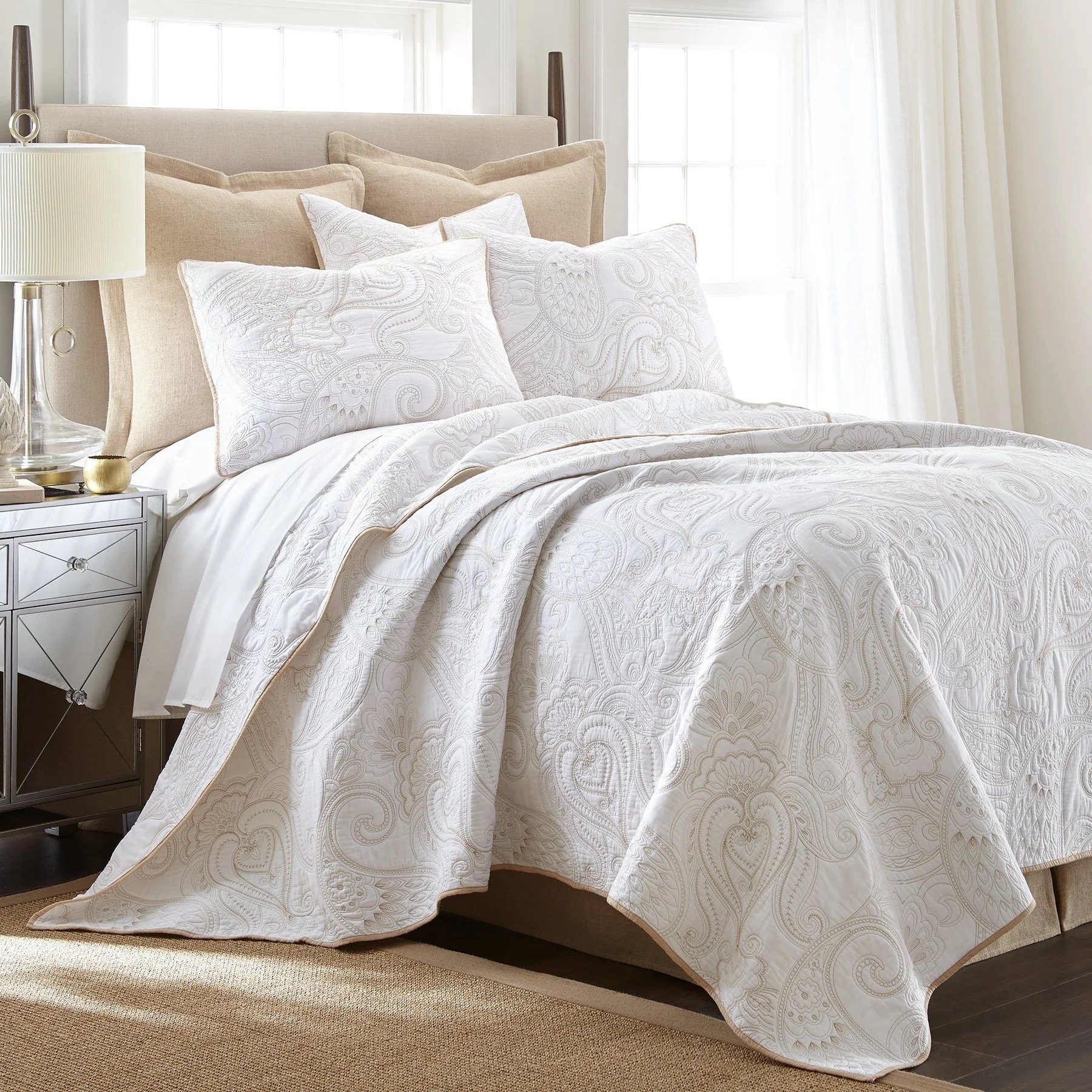 Pearl White Quilt Set