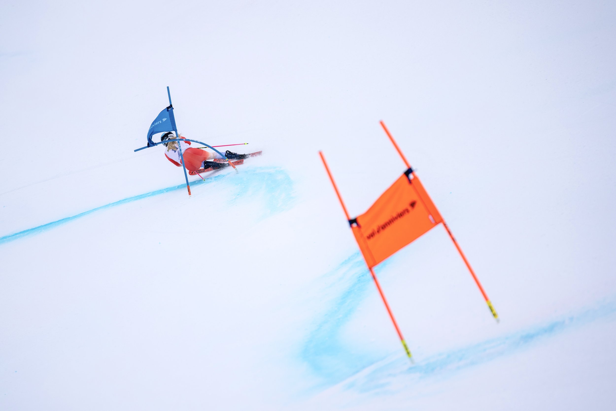 Slalom à pleine vitesse – Delphine Darbellay en pleine descente entre les piquets – slalom géant