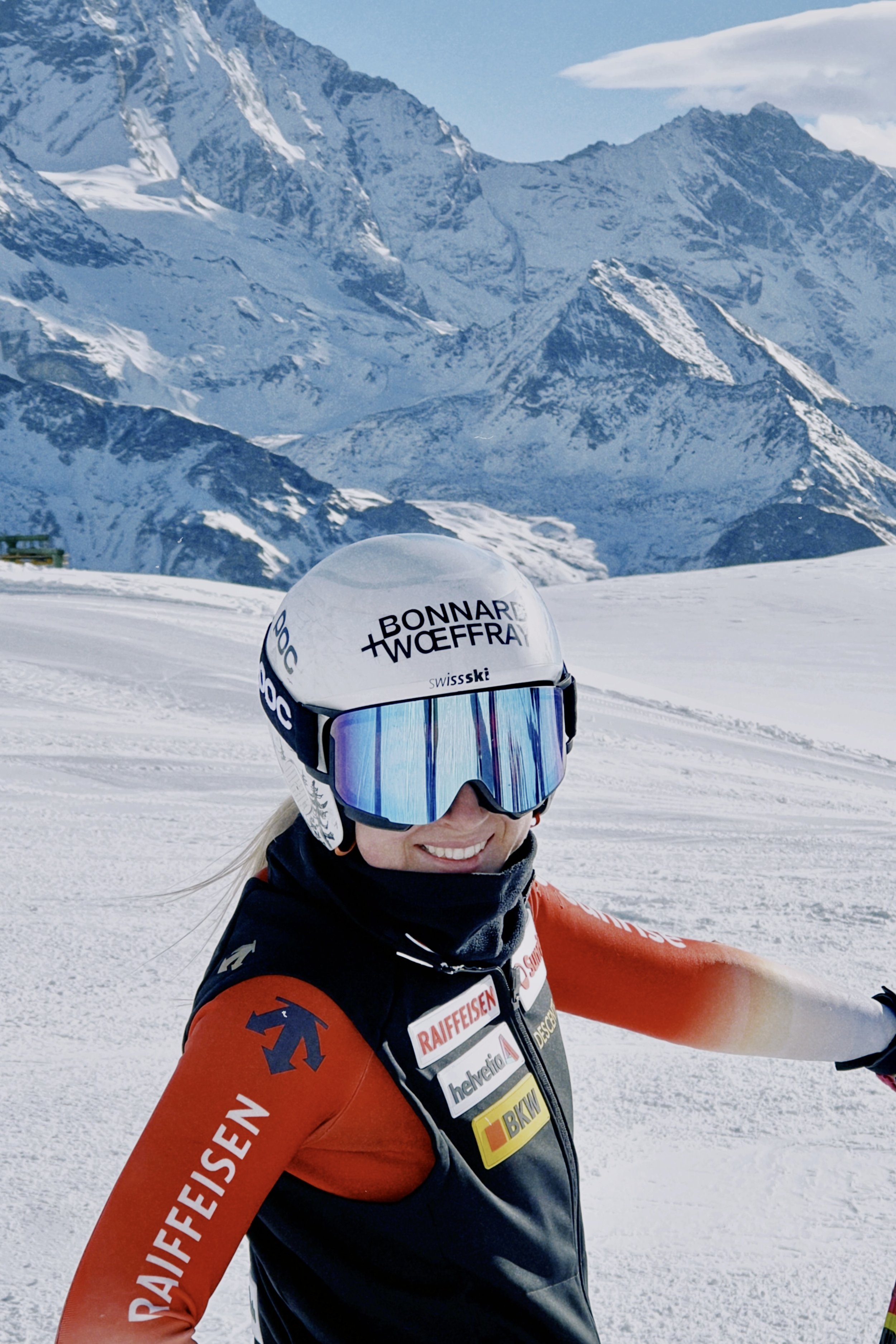 Selfie sur les pistes – Delphine Darbellay souriante sur les pistes du Val Ferret en tenue d'entraînement