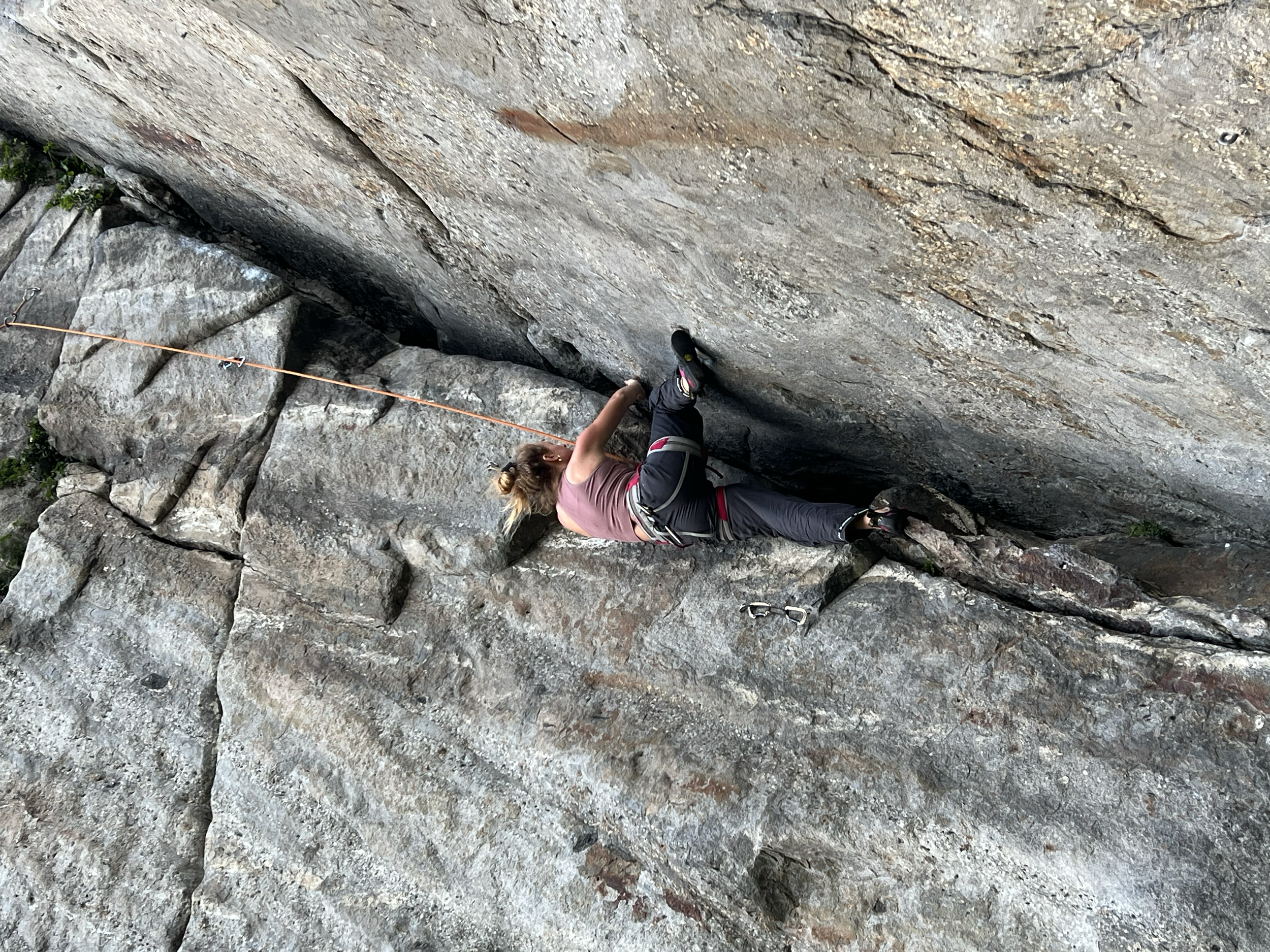 Escalade en paroi rocheuse – Delphine Darbellay pratiquant l’escalade sur une falaise suisse