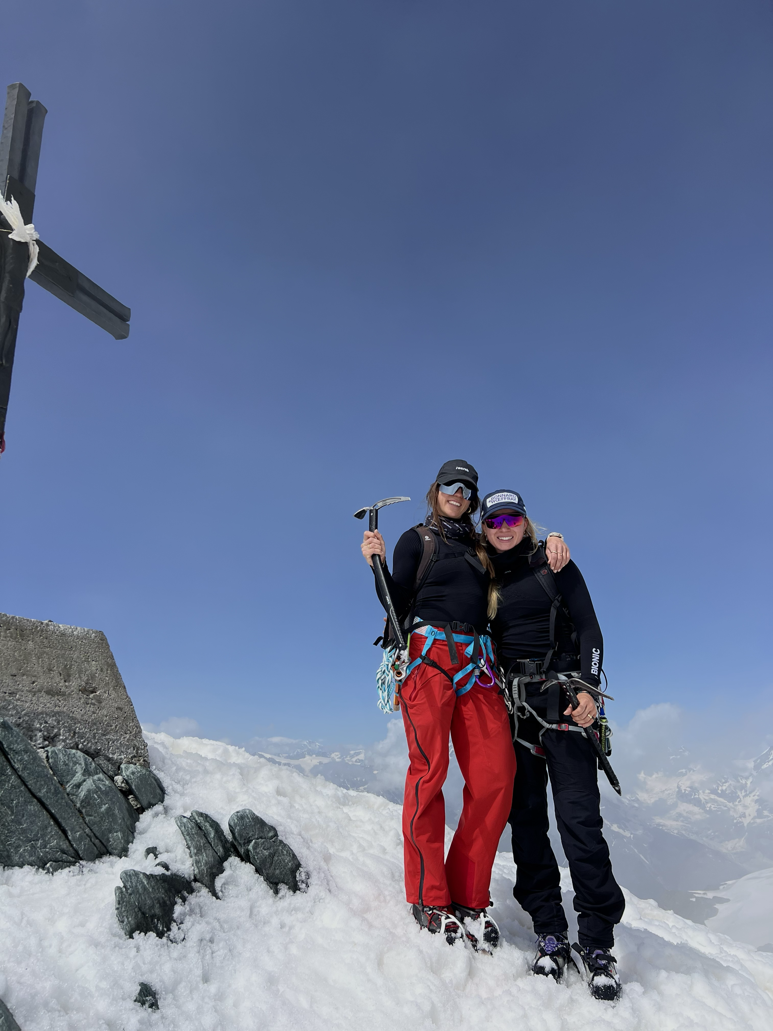 Sommet avec piolet – Delphine Darbellay et un ami au sommet d’une montagne, équipement d’alpinisme