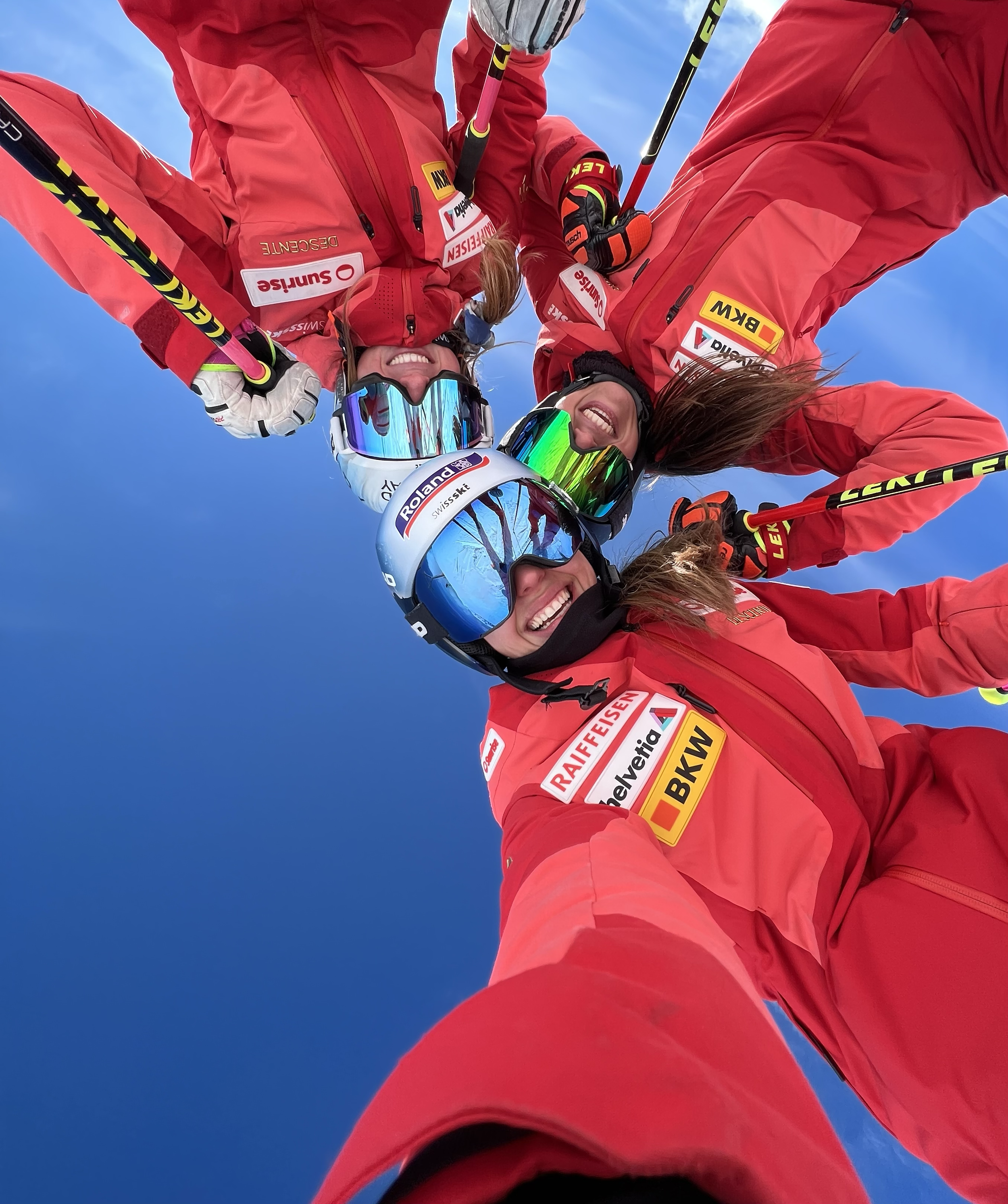 Selfie d'équipe – Delphine Darbellay et l’équipe suisse de ski alpin souriantes après une victoire
