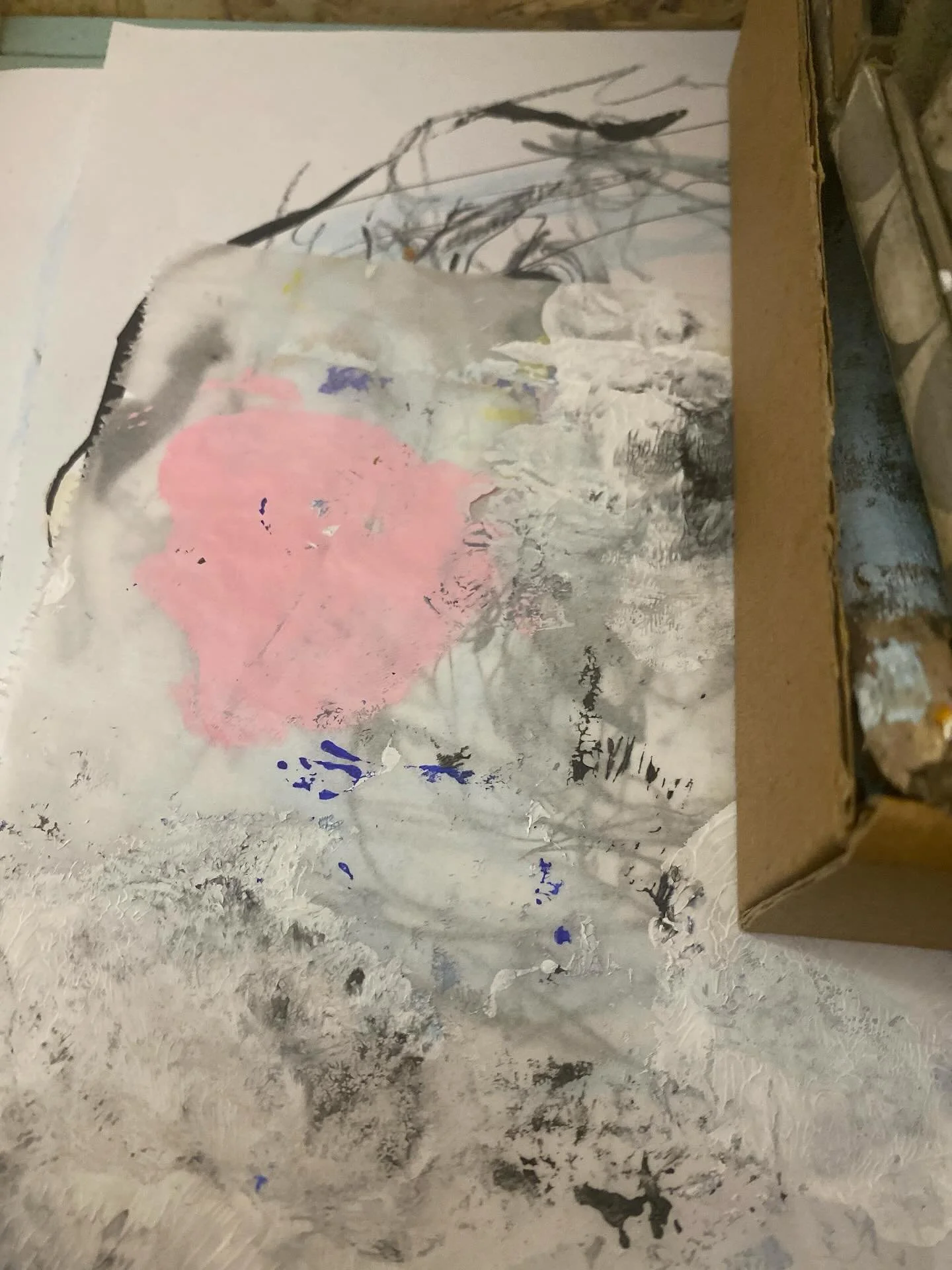 THIS catches my eyes . sitting at my work desk wanting to find a starting point for some light explorational work tonight
.
its some semitransparent paper I put between the sheets in my journal not to mess up or stick together all the pages while pai