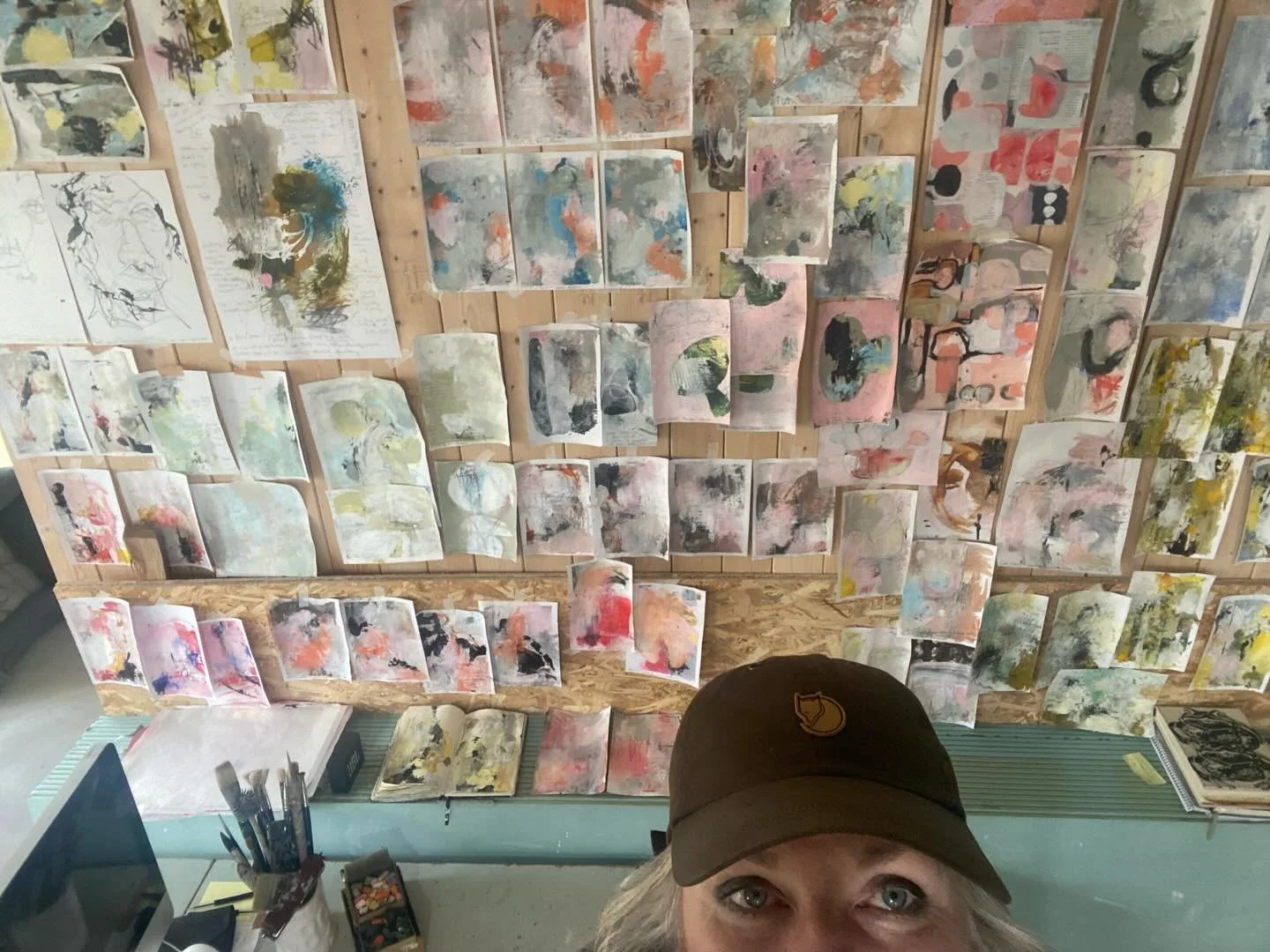 as a final celebration of our accomplishment at FYJ art course . we were encouraged to take a photo of ourselves among all our work . nooooot an easy task to mange by myself, not a trained selfie-ist and with so much work 😄💫
.
.
.
#tinahjelm #tinah