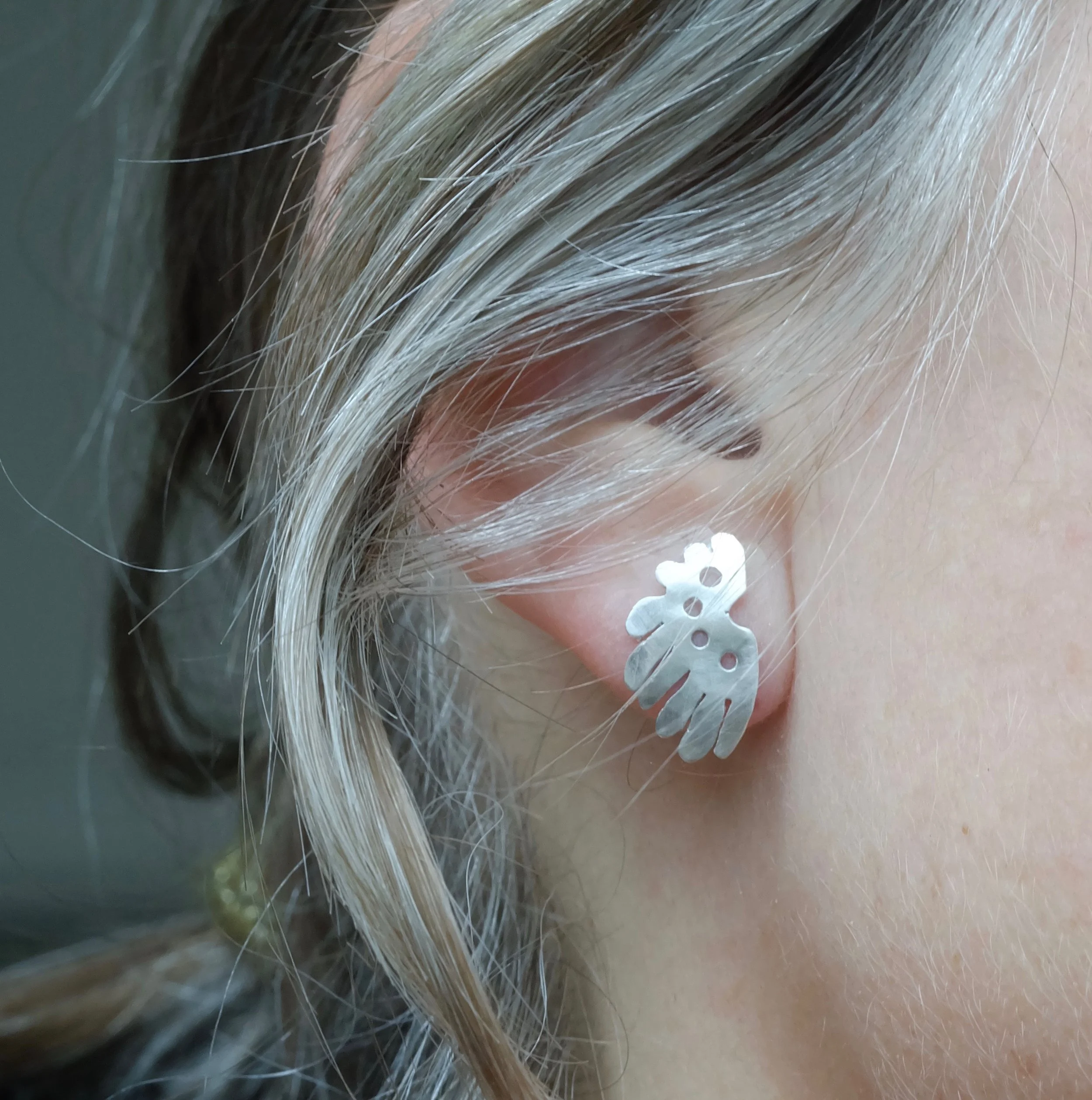 10) amidst the meadow . stud earrings . silver . dkk 930