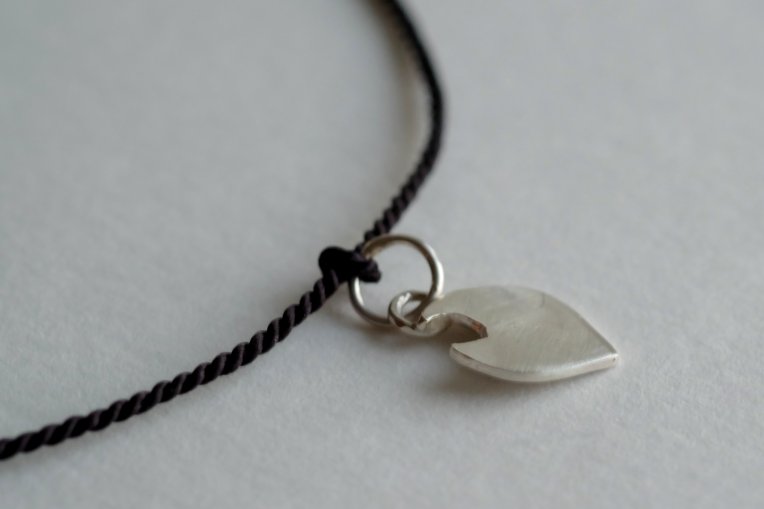 Elements_bracelet_fire_silk_blck_2_closeup.png