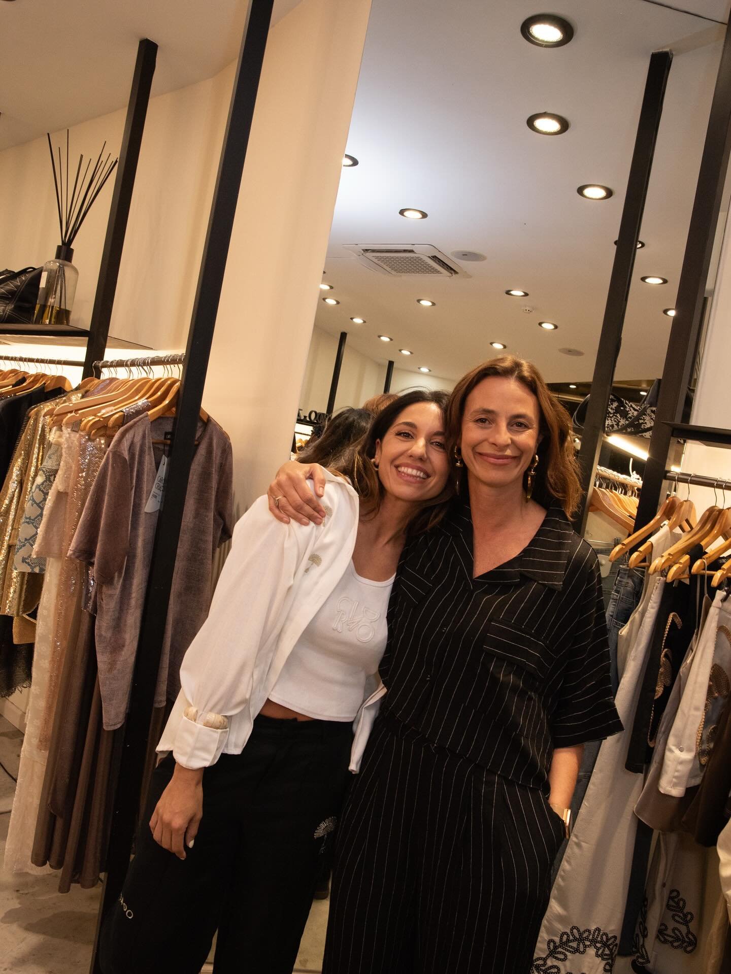 Lanzamiento nueva colecci&oacute;n de @carocriado ✨ 
Gracias a todas las marcas que nos acompa&ntilde;aron!
@alberta_cocina 
@natural.bars 
@bejuicefactory 
@bodegafamiliadeicas 
@chandon_ar 
💛💛💛💛💛💛💛