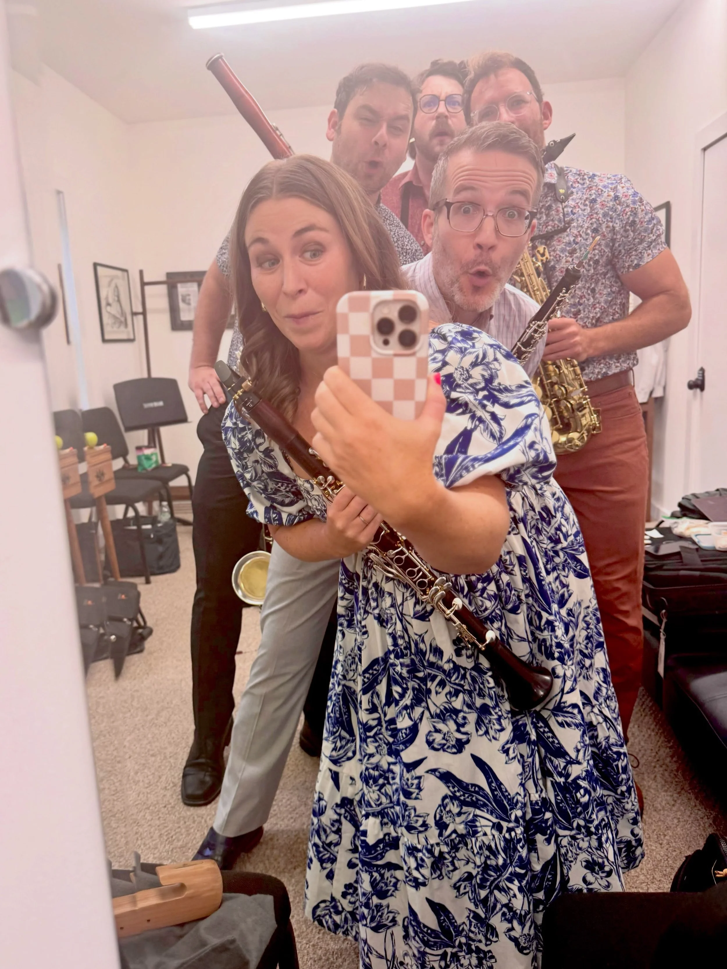 Back together backstage before the show @luzernemusic! 🤩🎷🎶

#akropolisreedquintet #chambermusic #woodwinds #reedquintet #backstage