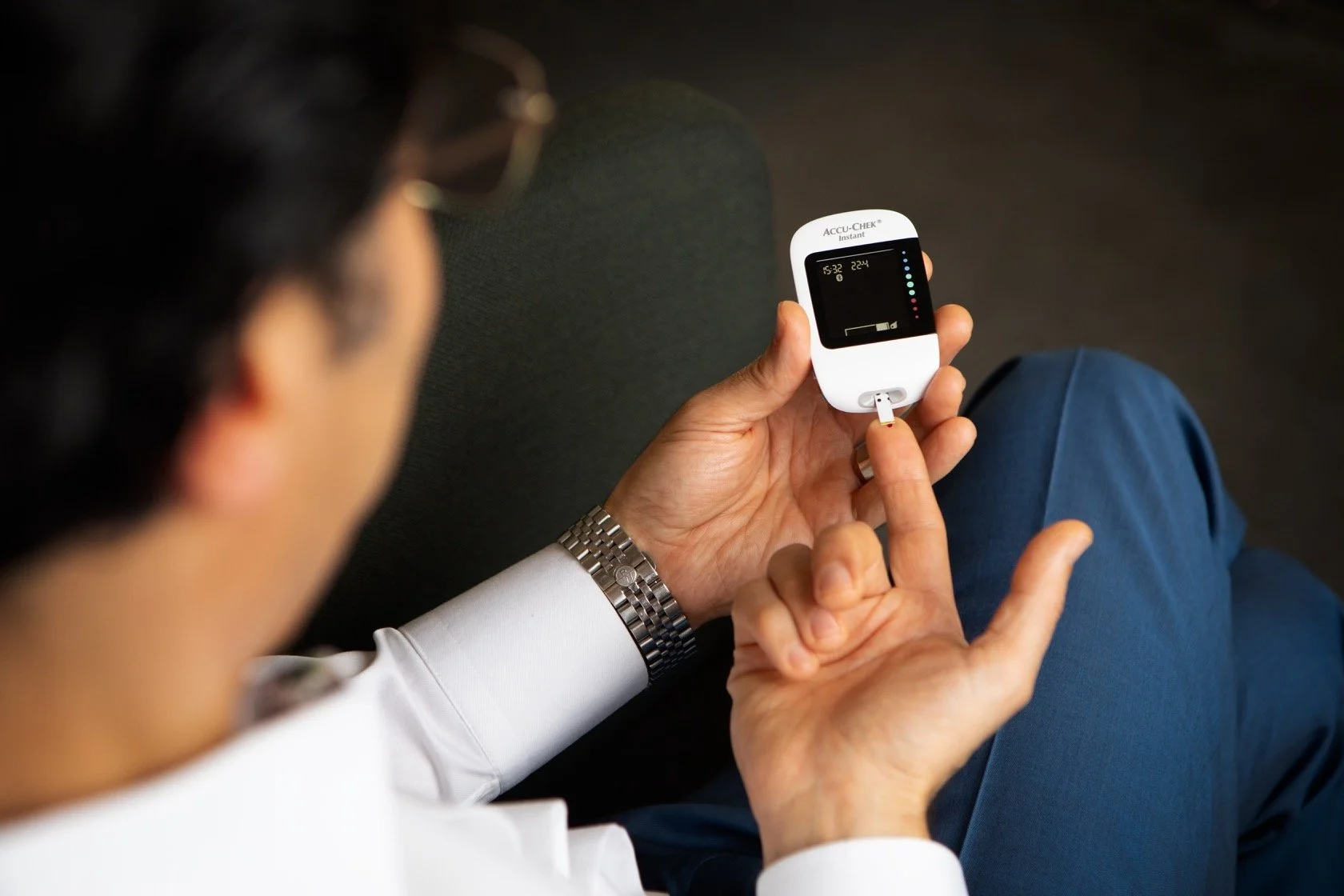 Man med blodtestmätare. Diabetes och högt blodsocker. ökar risken för hjärtsjukdom