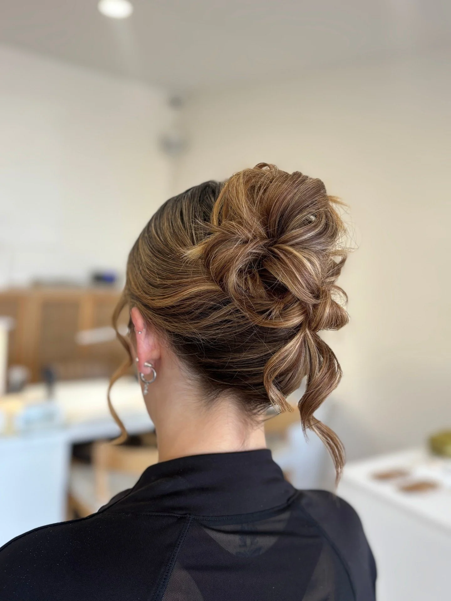 ✨🎄 Sleek buns, soft twists, festive glam &mdash; the hair-up looks are here and they&rsquo;re giving Christmas magic.

We&rsquo;ve managed to squeeze in a small selection of last-minute blow dry &amp; hair-up appointments before the big day. Perfect