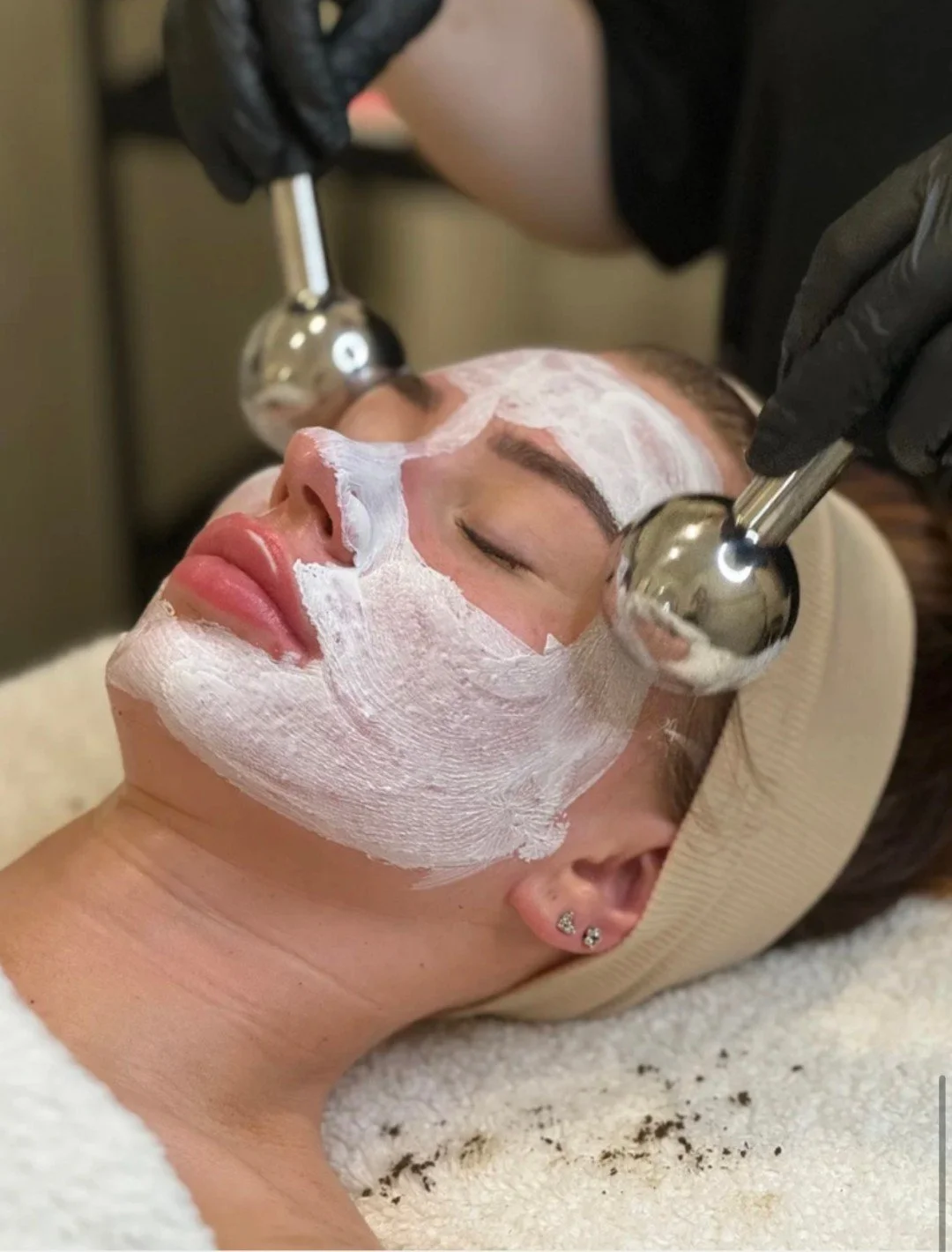 your skin doesn&rsquo;t need more treatments.
it needs the right ones.

that&rsquo;s why our facials are always adapted to your needs.

our classic facials are adapted to your skin&rsquo;s requirements on the day &mdash; supporting balance, hydration