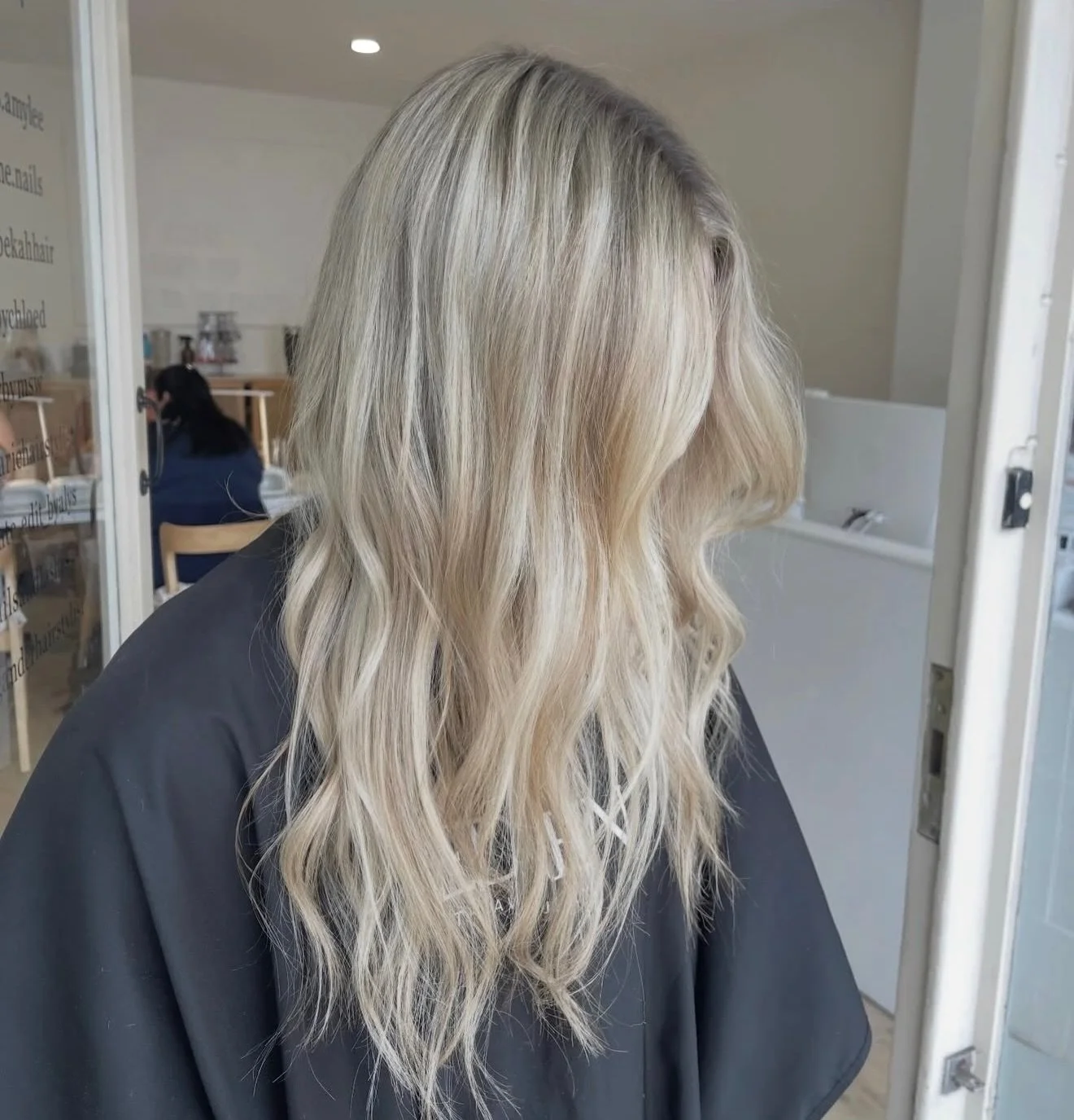 SWIPE FOR THE BEFORE 😱😍

our stylist @kittyannahair_ transformed this gorgeous head of a hair from a warm tone to a stunning clean blonde and we are obsessed with the end results 😍

don&rsquo;t forget you can save 10% on your appointment with Kitt