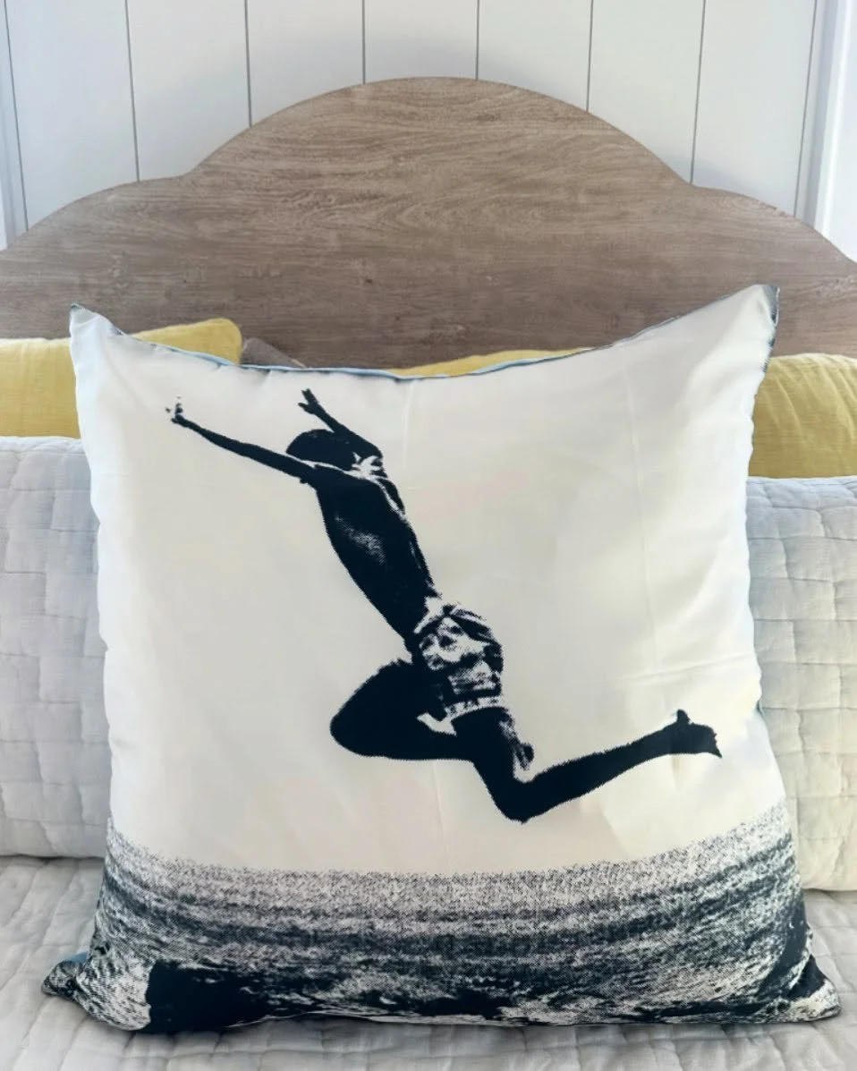 Making a splash-with silk and style 💙

Dm for more details on this one of a kind Jil Sanders pillow

#CiaoBellaYachtClub #CharlestonStyle
#ShopLocalCHS #CharlestonInteriors #LowcountryLuxury #ChiclnTheSouth #MadelnCharleston #jilsanders #interiordes