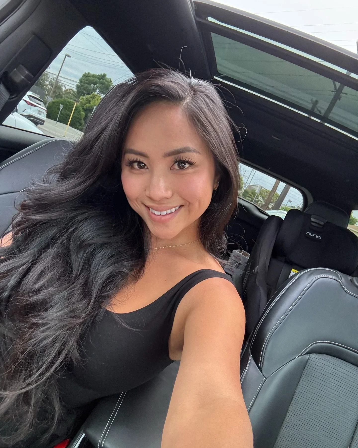 He&rsquo;s testing his swing ⛳️, I&rsquo;m savoring a rare moment of peace (and perfect lighting) in the Roger Dunn parking lot on Sepulveda 🤌🏽✨ who knew this spot got perfect lighting? #goldenhour #jeepgirl #thepalisadesmom🌴 @rogerdunngolfshops @