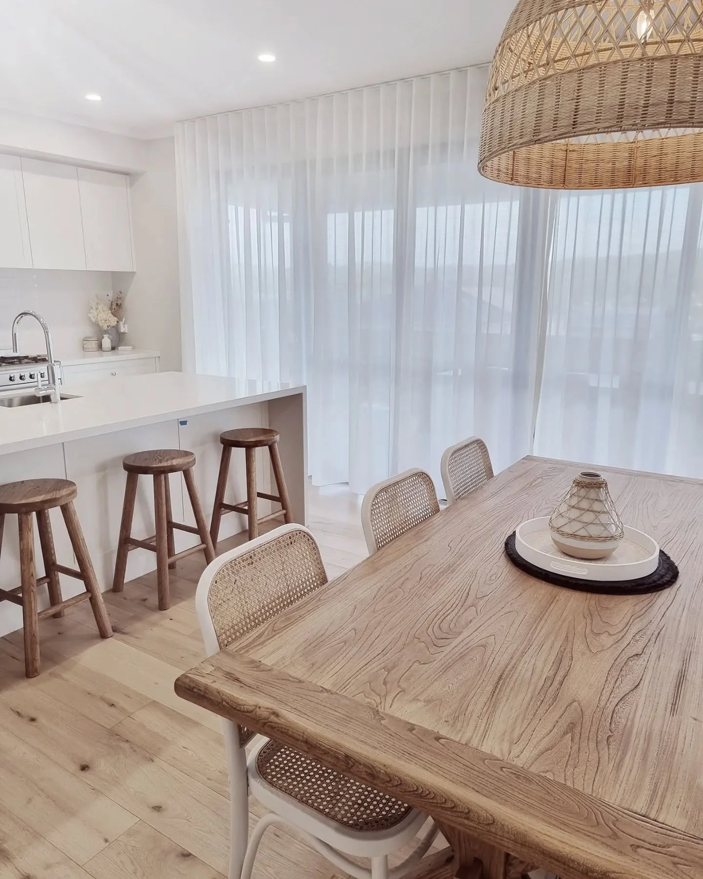 Sheers were installed today, what a vibe 🙌
.
.
.
.
#sheercurtains #curtains #kitchen #hamptonshome #coastalhome #interiordesign #coastaldesign #coastaldecor #hamptons #shakercabinets #whitekitchen #modernhome #newhomebuild #interiors