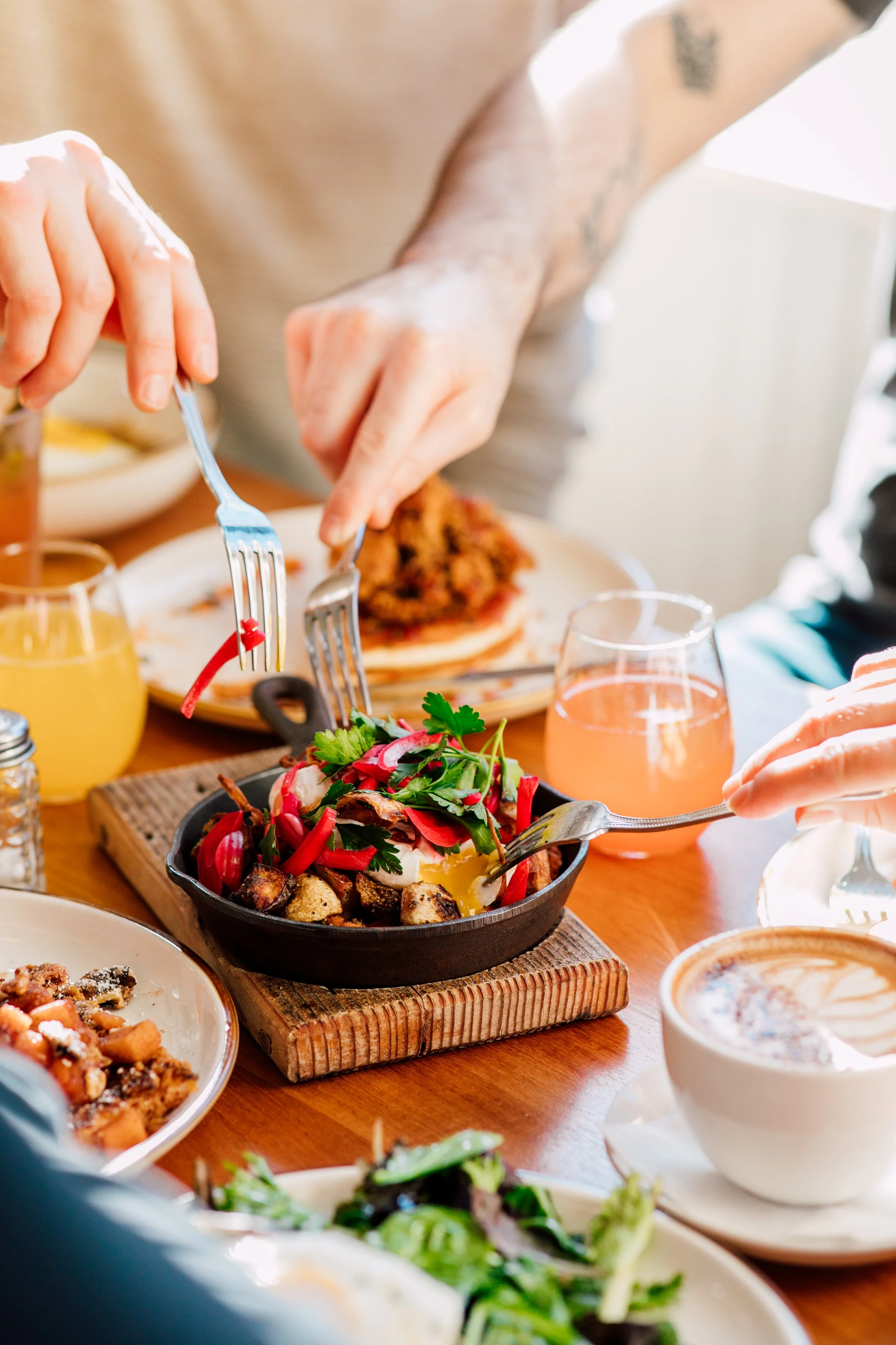 bright morning breakfast colorful friends eating at cafe together seattle restaurant photographer