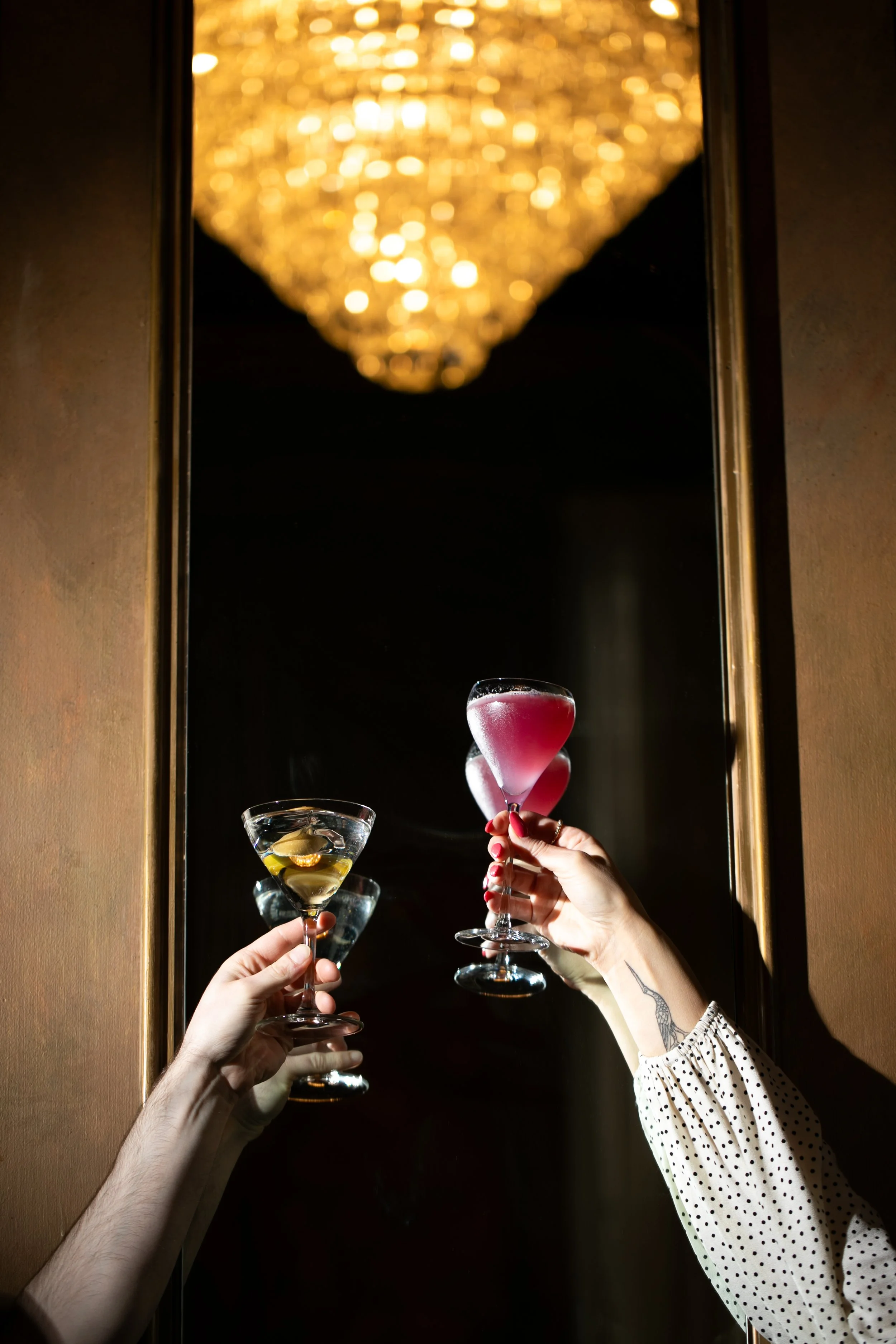 olivers bar downtown seattle happy hour  drinks cheers in front of old mirror seattle restaurant photographer