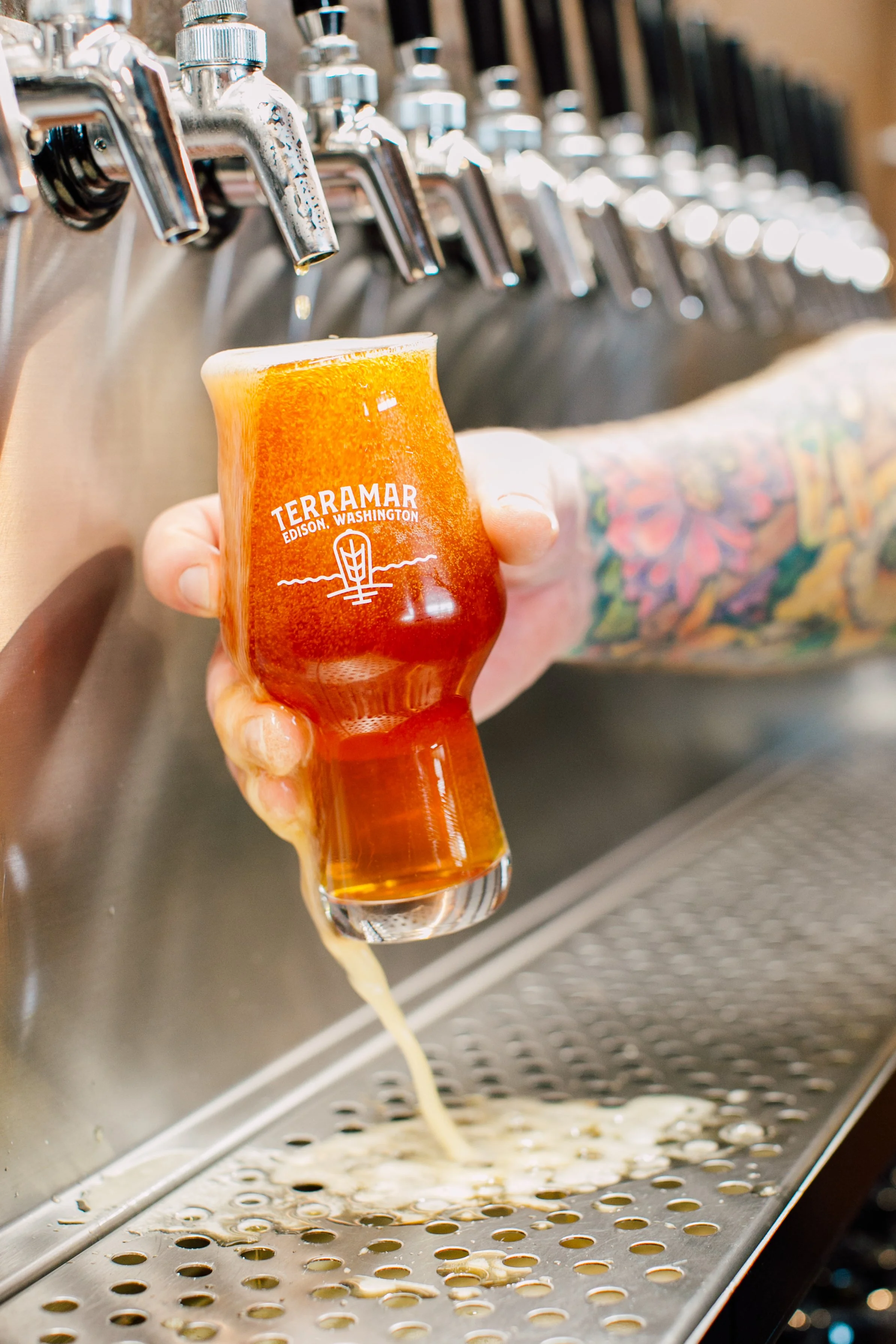 glass of beer overflowing with fresh brewed IPA seattle restaurant and beverage photographer