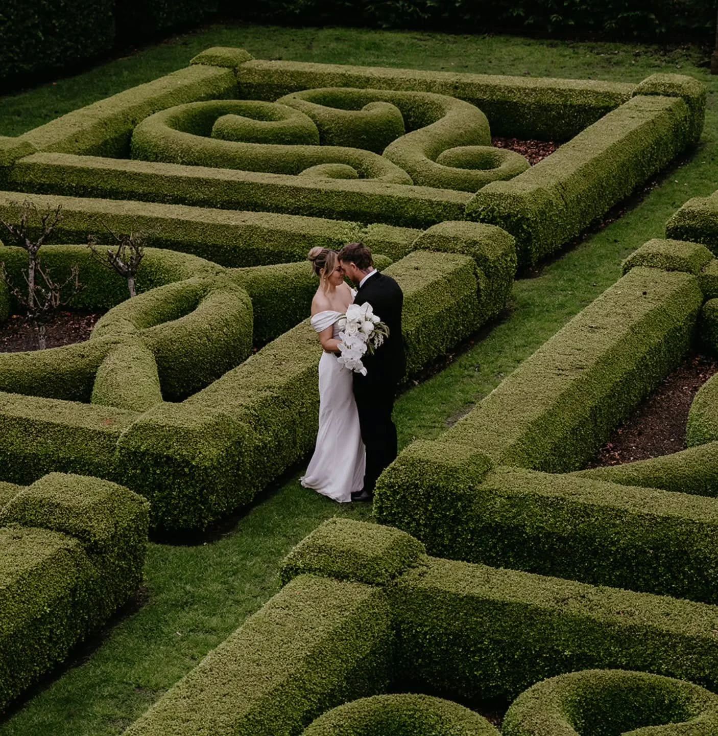 When there's a maze this awesome it's a must to have photos amongst it! 
.
.
.
#danikabellflorist #maze #terarahouse #southcoastwedding #weddingbouquet #brideandgroom #rainyday #love #weddingflorist #springwedding #florist #wollondillyflorist ##wollo