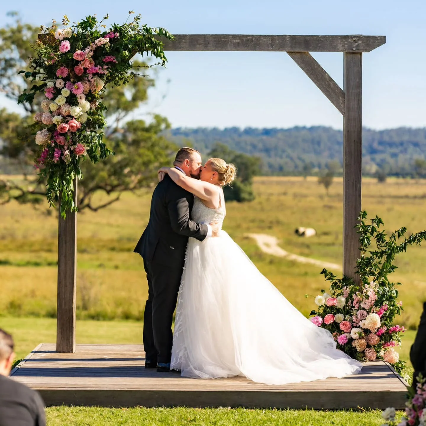 🤍 Tom + Amy 5.4.25 🤍
Big beautiful arbour florals overlooking the green  paddocks @camdenvalleyinn  What a gorgeous spot to say 'I do' 
.
.
.
#danikabellflorist #wedding #ceremonyflowers #ceremony #countrywedding #camdenvalleyinn #arbourflowers #ti