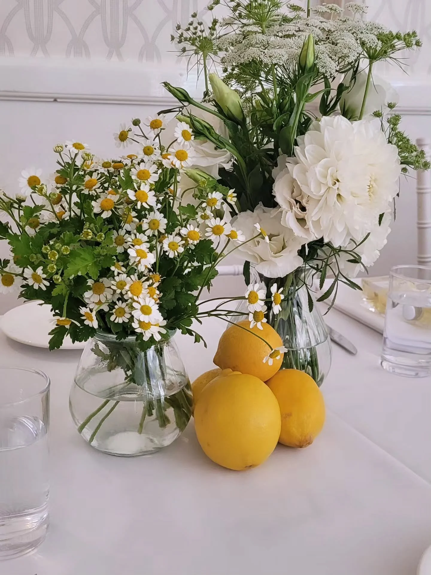 How fun are lemons 🍋 
.
.
.
#weddingflorist #weddingday #receptionflowers #anniversary #lemons #citrus #vasearrangement #receptionflowers #tablestyling #robertsonweddings #southernhighlandswedding #wollondillyflorist #southernhighlands #robertson #c