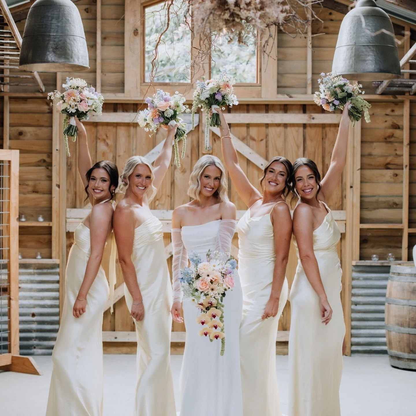 Stunning Nikki &amp; her girls x 
Captured by the very talented @andymacweddings 
.
.
.
#danikabellflorist #weddingflorist #weddingbouquet #bridalparty #seasonalflowers #gardenparty #springwedding #gardenwedding #bride #wollondilly #wollondillyfloris