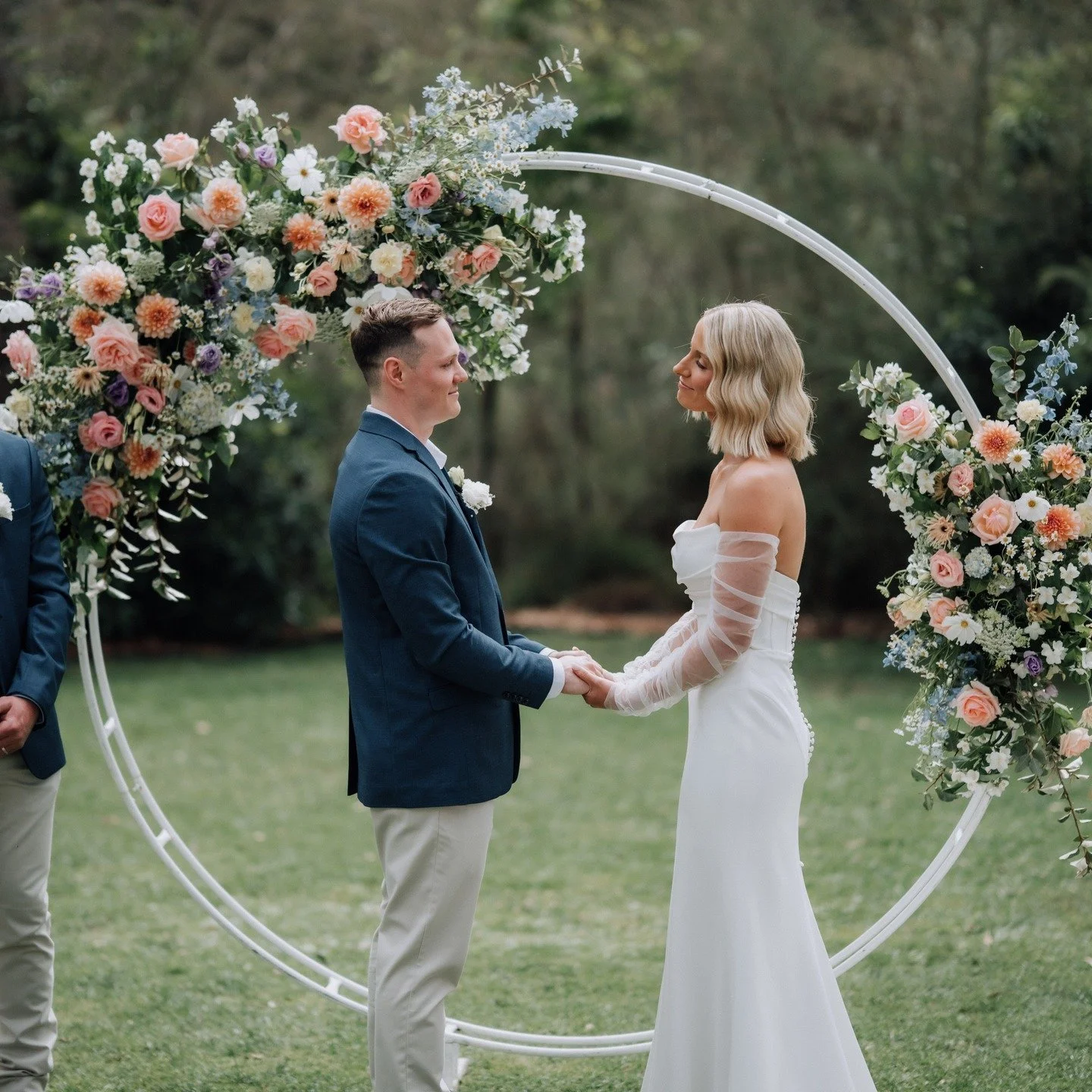 More stunning pics from Nikki &amp; Steve's southernhighlands wedding!!
Seasonal colour is perfect for a spring time wedding..
.
.
.
#danikabellflorist #weddingday #weddingflowers #arbourflowers #circleoflove #southernhighlandswedding #bridalbouquet 