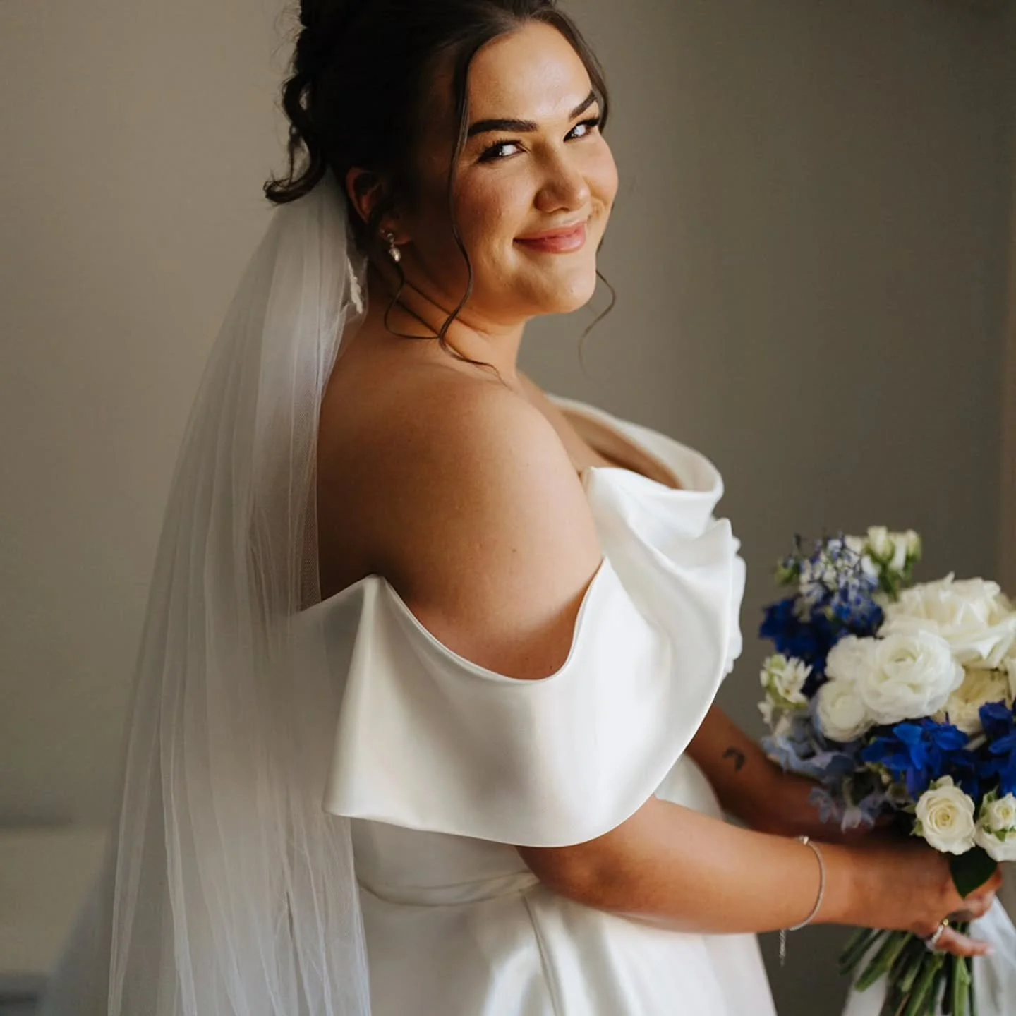 That smile says it all 🤍 
Gorgeous Aimee ready to marry her man at the beautiful @briarsconservatory 
.
.
.
#danikabellflorist #southernhighlandswedding #wedding #weddingbouquet #love 

Photographer @hellosweetheartau 
Venue @briarsconservatory 
Flo