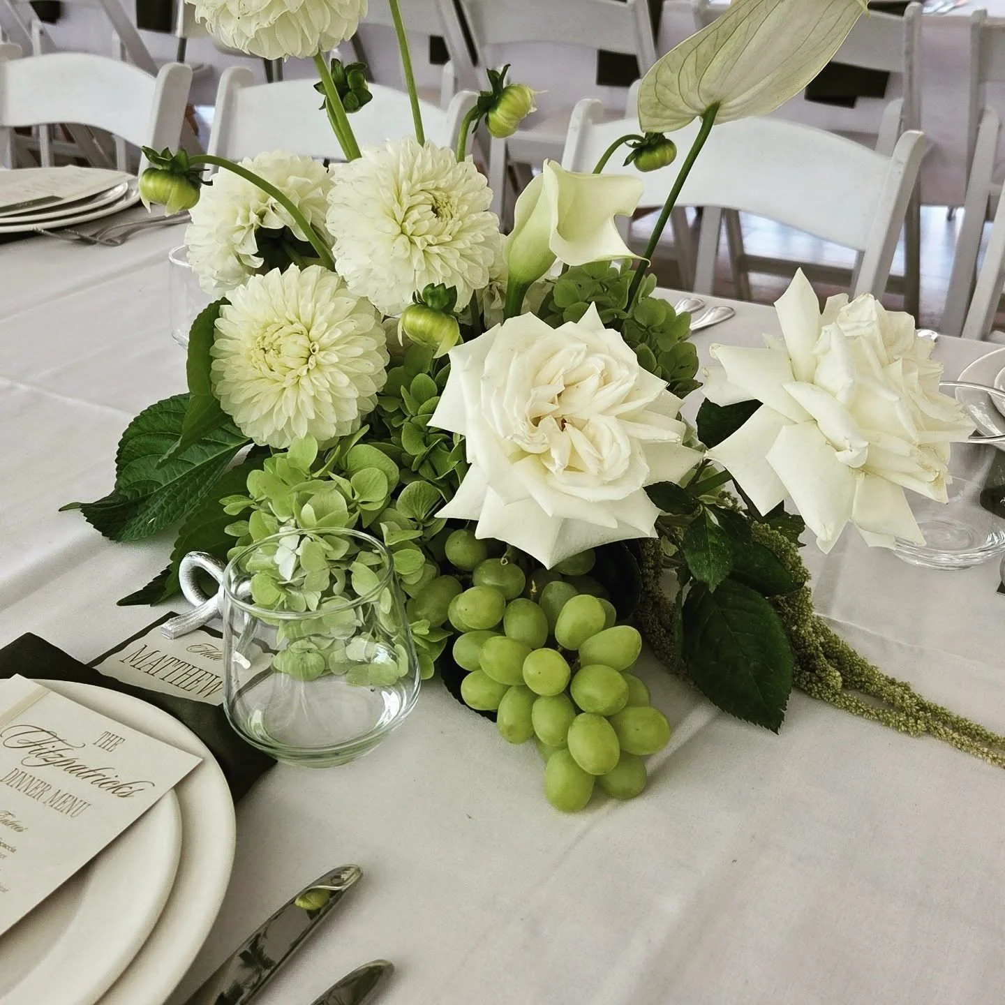 Modern centre pieces with a touch of fruit 
.
.
.
#modernwedding #florals #danikabellflorist
#southernhighlandswedding #weddingflorist 

Venue @growwild.weddings 
Florals @danikabellflorist