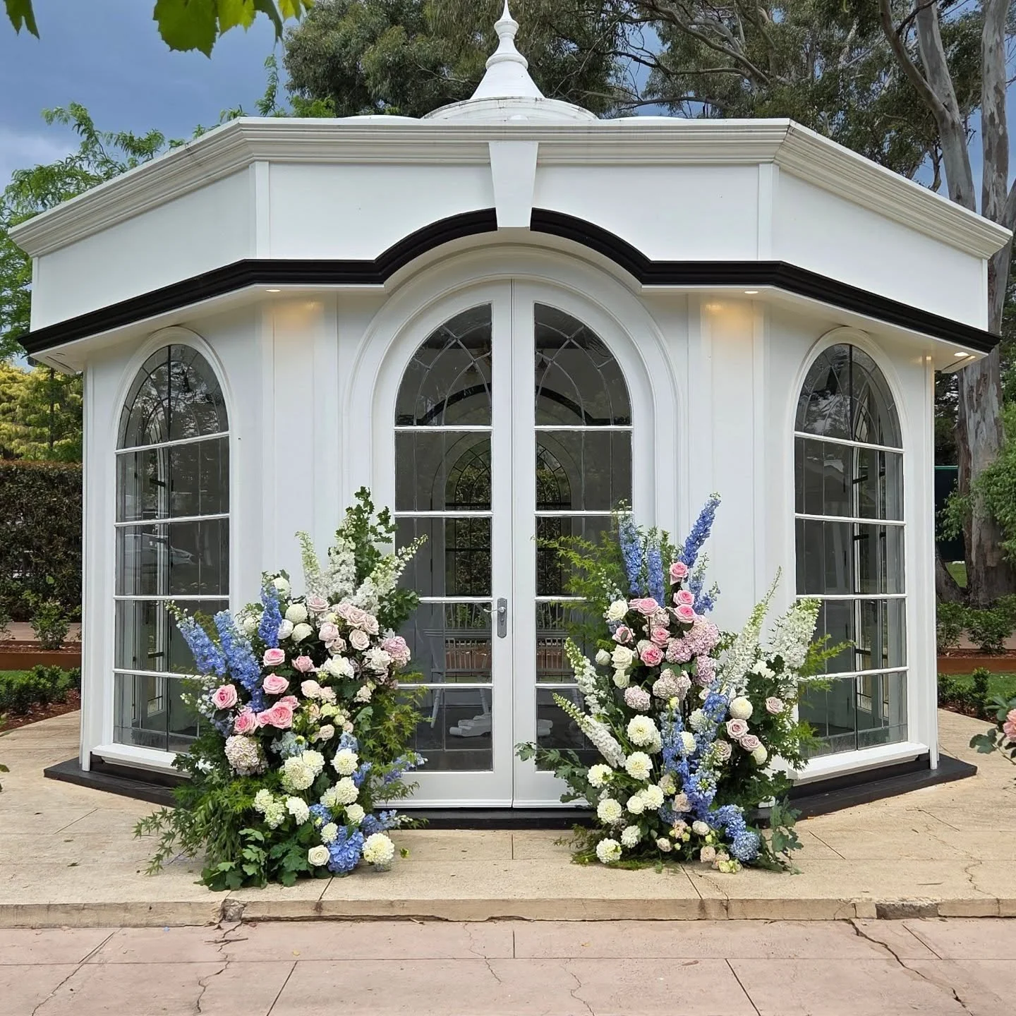 CEREMONY STATEMENT 
The part where your loved ones sit in quiet &amp; listen to you &amp; your partner declare your love for one another, so why not make it a gorgeous backdrop, 
@kalinyaestate is absolutely stunning &amp; with added beautiful flower