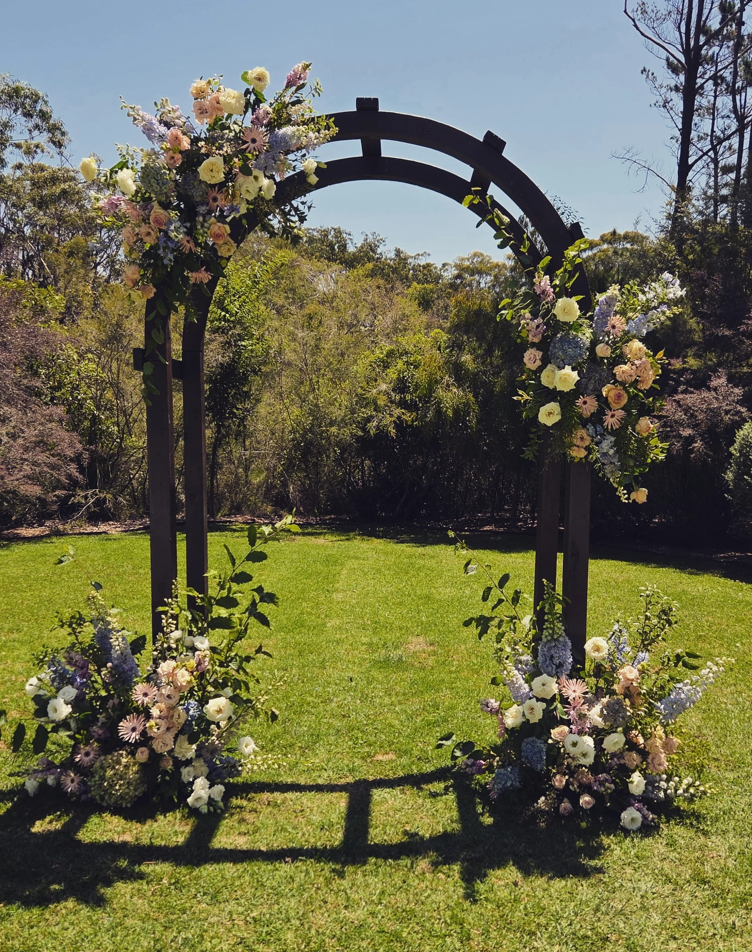 Anna &amp; Sam's beautiful summer wedding was held at @growwild.weddings with the sun shining ☀️ 
Such a gorgeous Wedding to be part of 🤍
Soft pastel palette with some beautiful summer blooms 🌸 
.
.
.
#danikabellflorist #summerwedding #southernhigh