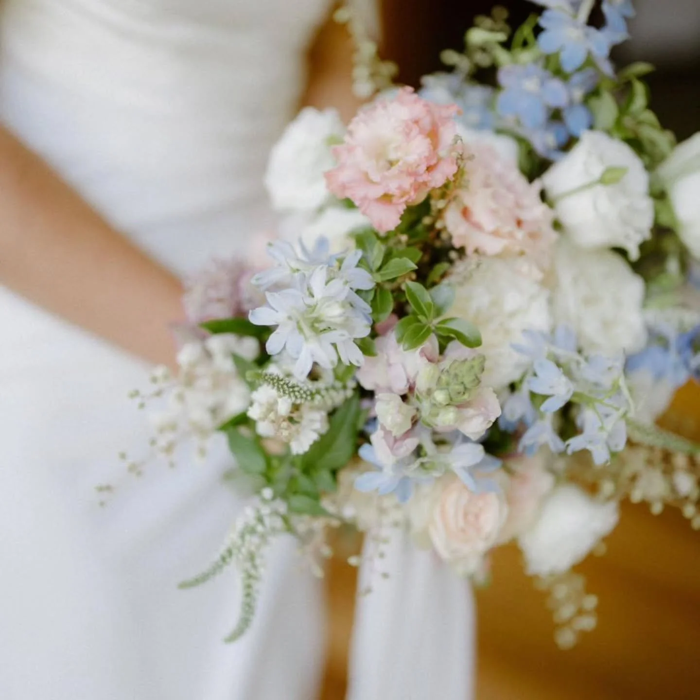 Anna's summer bridal bouquet was full of soft muted pastel seasonal blooms, soft edges with a garden style vibe. 
 
I'm a big fan!! Are you? 
.
.
.
#danikabellflorist #seasonalbouquet #bridalbouquet #summerflowers #wollondillyflorist 

Photographer @