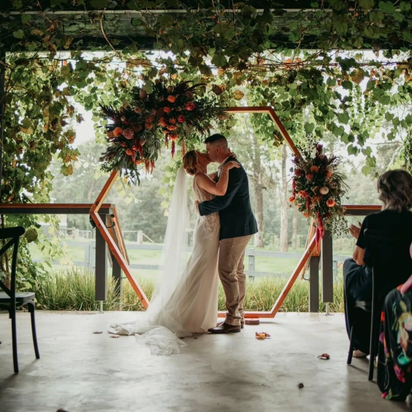 When the weather has other plans we shift to plan B. I'm in for Plan B when it's under the grape vine @thebarnstormhill 🌿 
.
.
.
#weddingceremony #arbourflowers #weddingflorist #summerwedding #nativewedding 

Florals @danikabellflorist 
Venue @theba