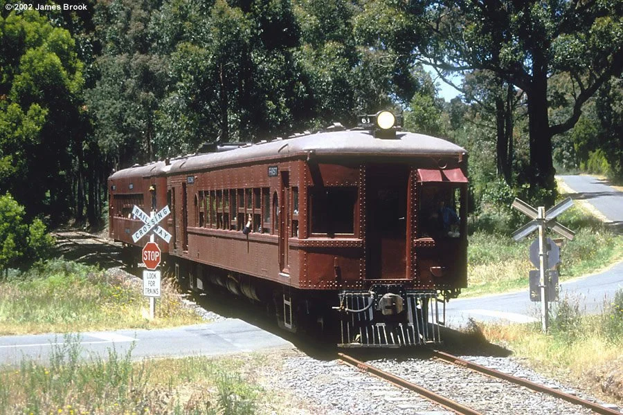 63rm and 26mt with a daylesford bound service in dec 2001.jpg