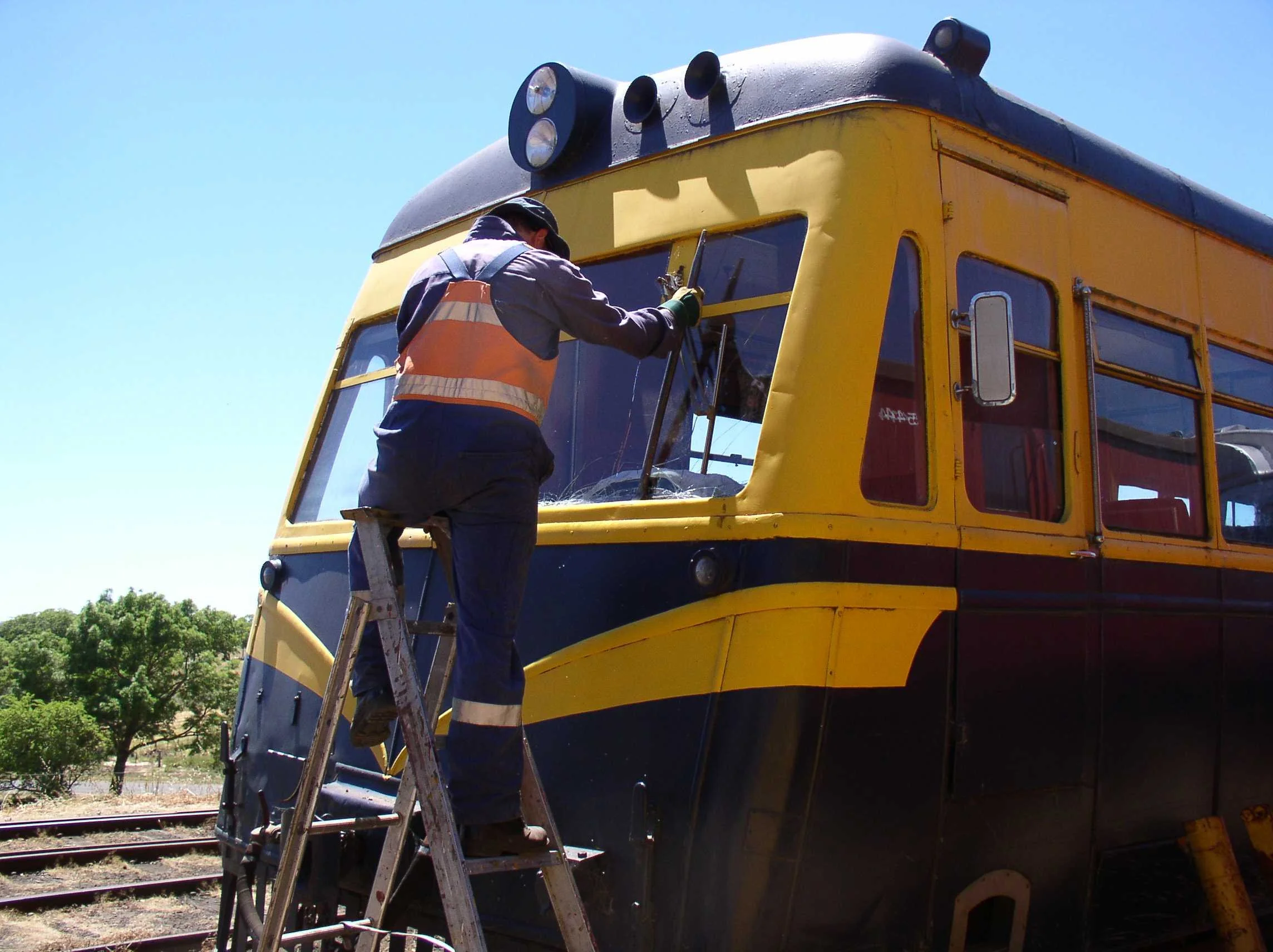 removing 91 2nd calss windscreen.JPG