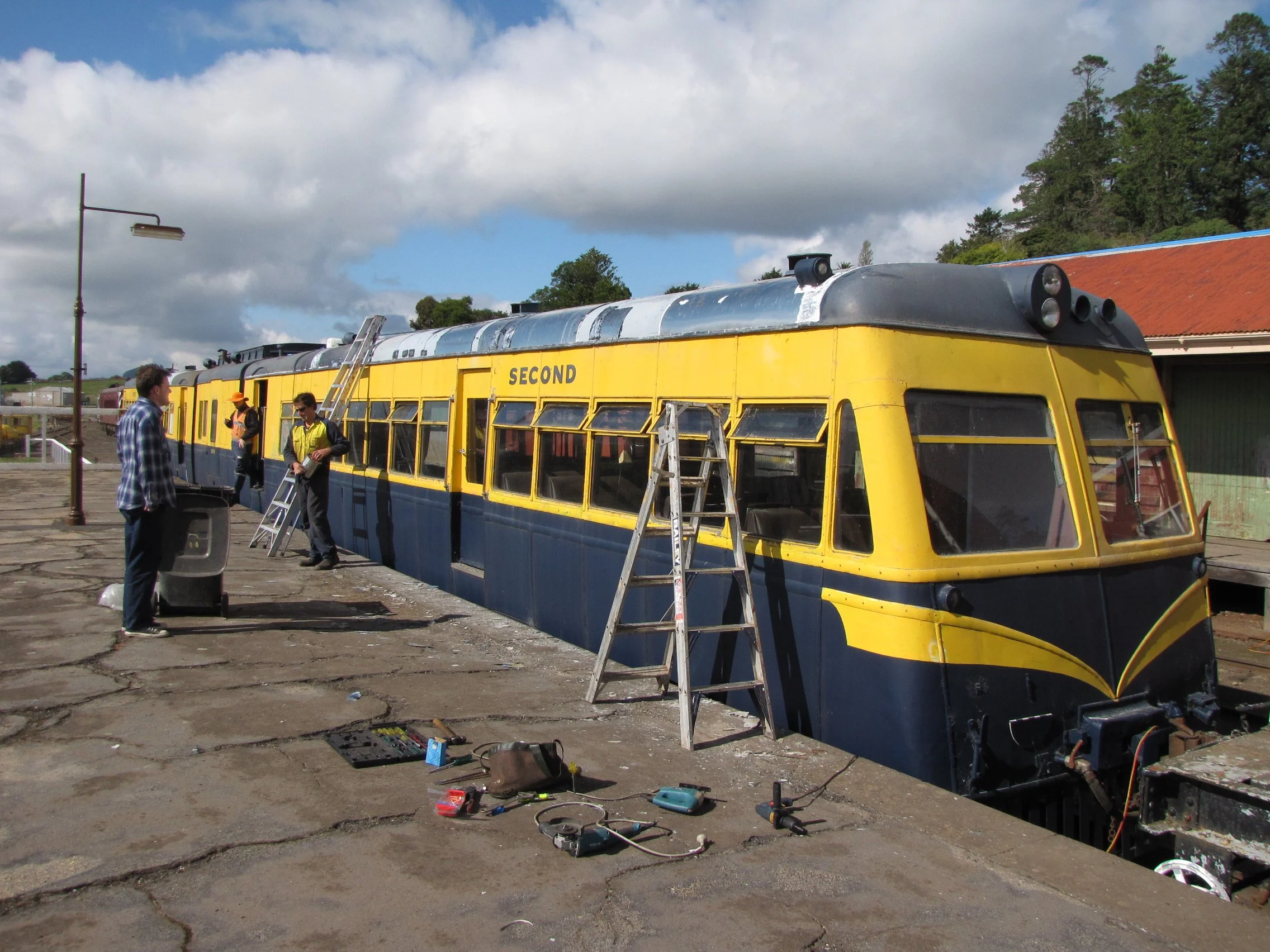 Roof work on 91RM continues.JPG