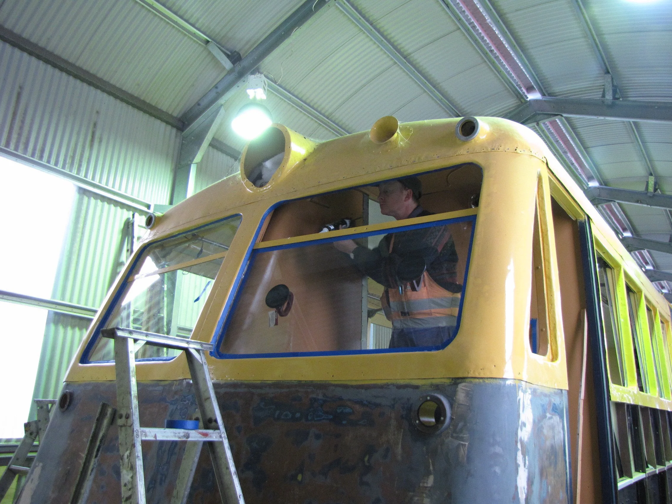 Installing the top pane of 32s pass car end windscreen.jpg