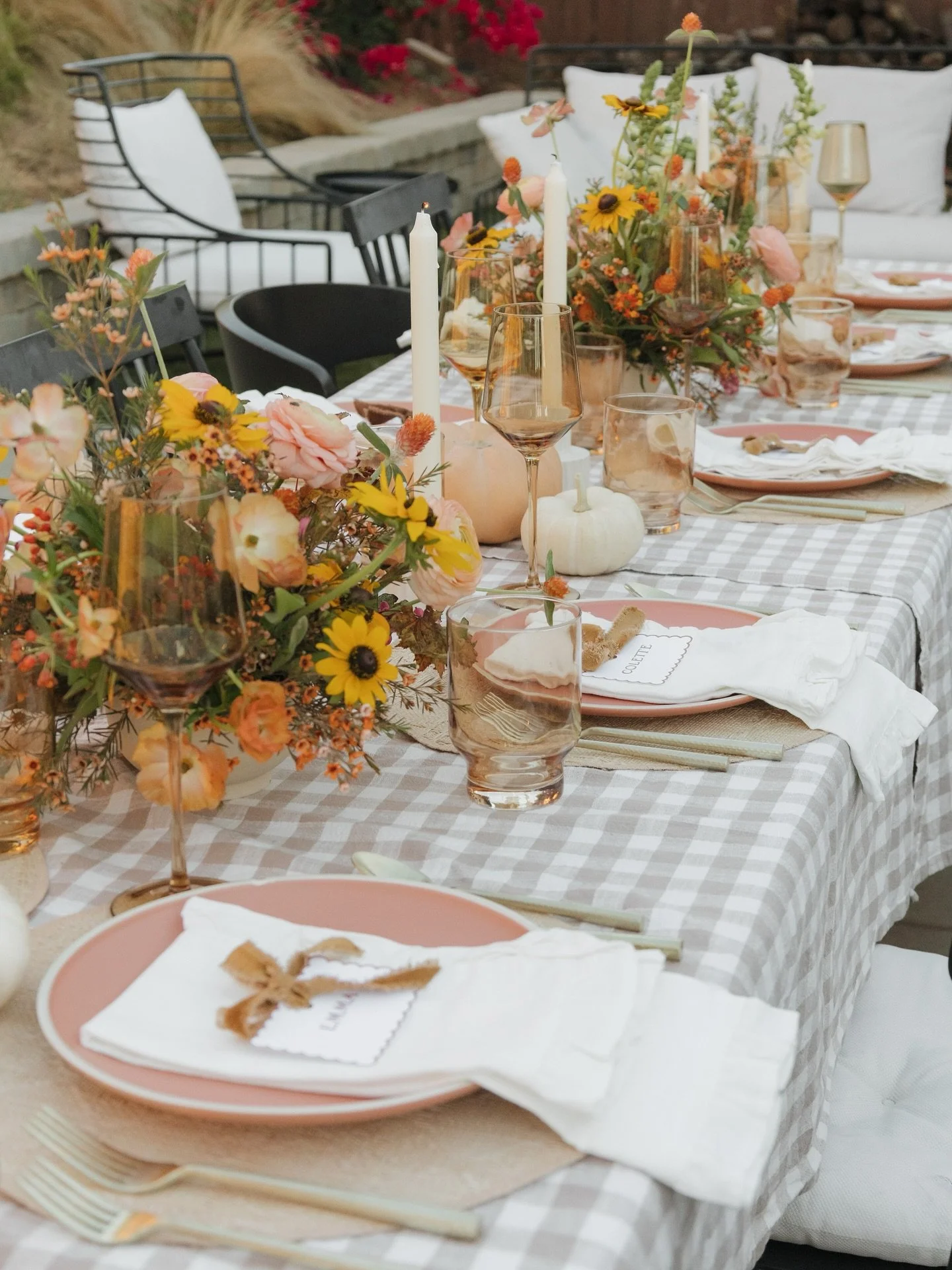 If you needed a sign to host Galsgiving, Friendsgiving or Thanksgiving, look no further 🧡

The most beautiful table for this fall fete dinner hosted by @therealpalominos 

Photos: @salome_palomino
Florals: @destinedtobeflorals
Placecards: @vida.crea